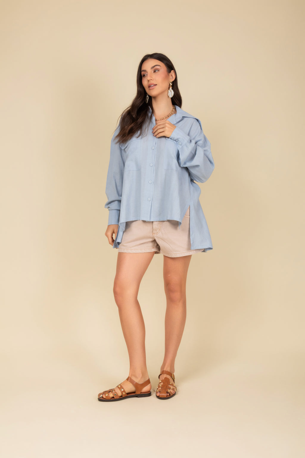 Camisa com bolsos com abertura lateral