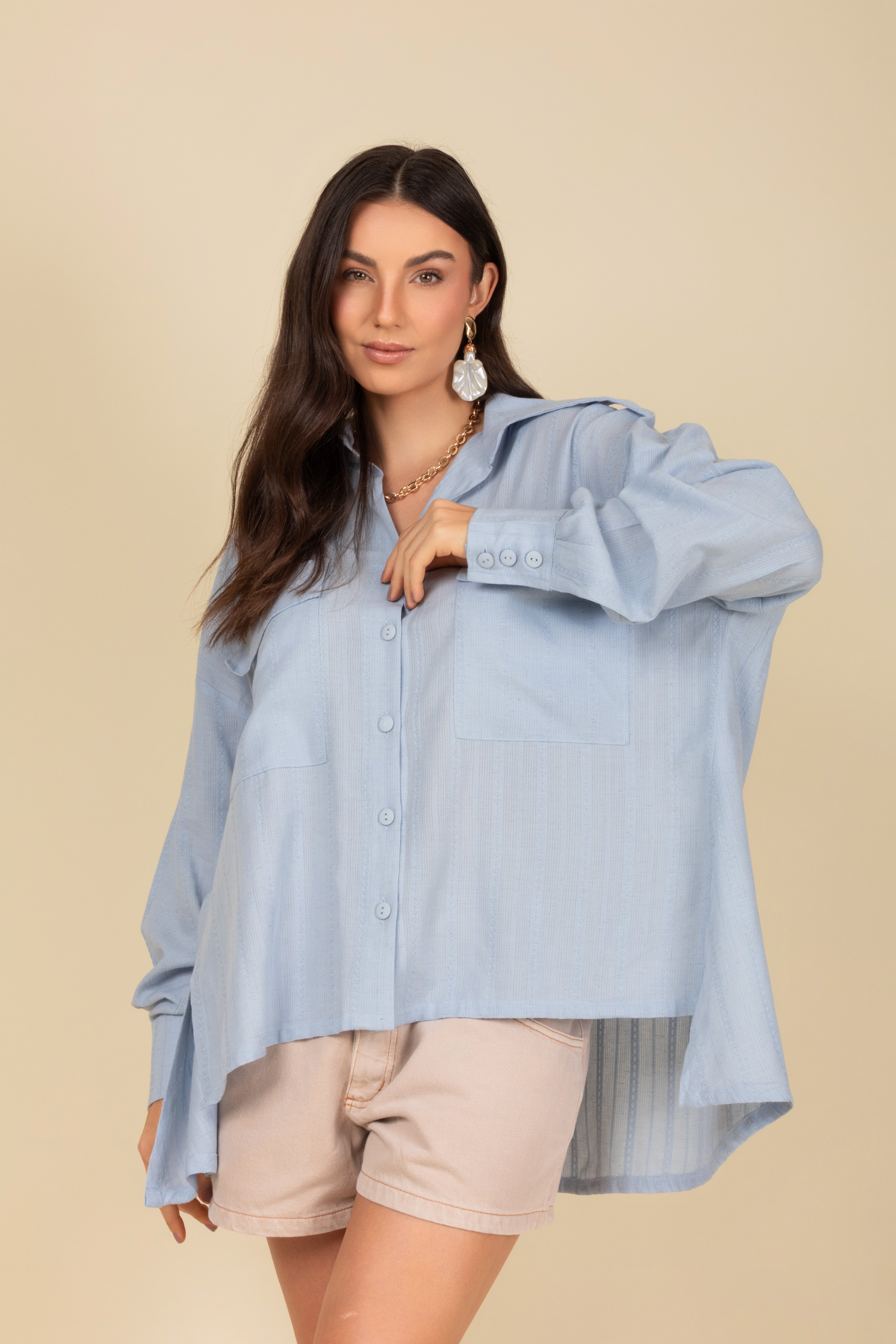 Camisa com bolsos com abertura lateral