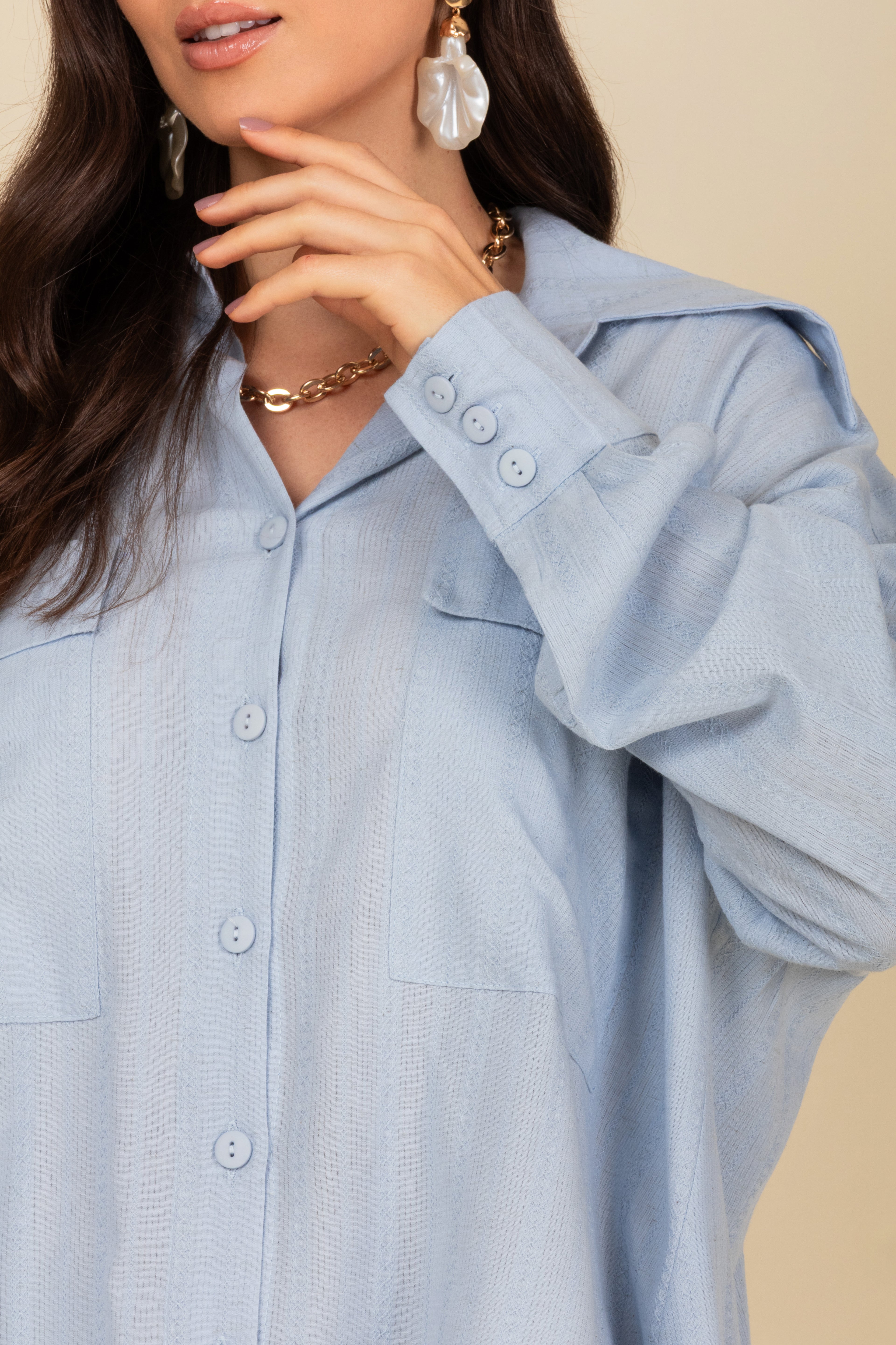 Camisa com bolsos com abertura lateral