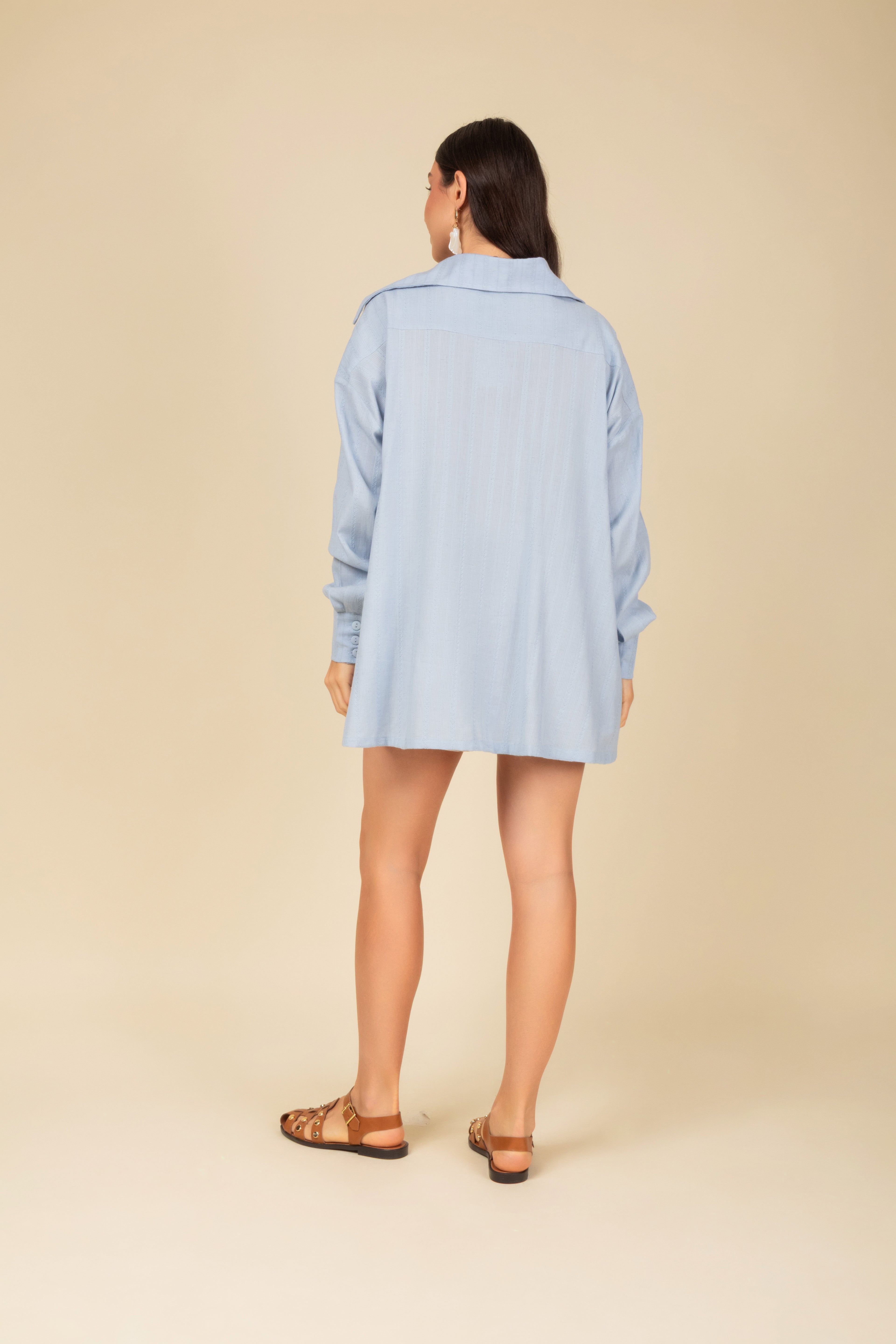 Camisa com bolsos com abertura lateral