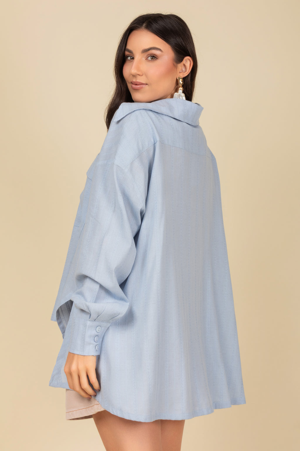 Camisa com bolsos com abertura lateral