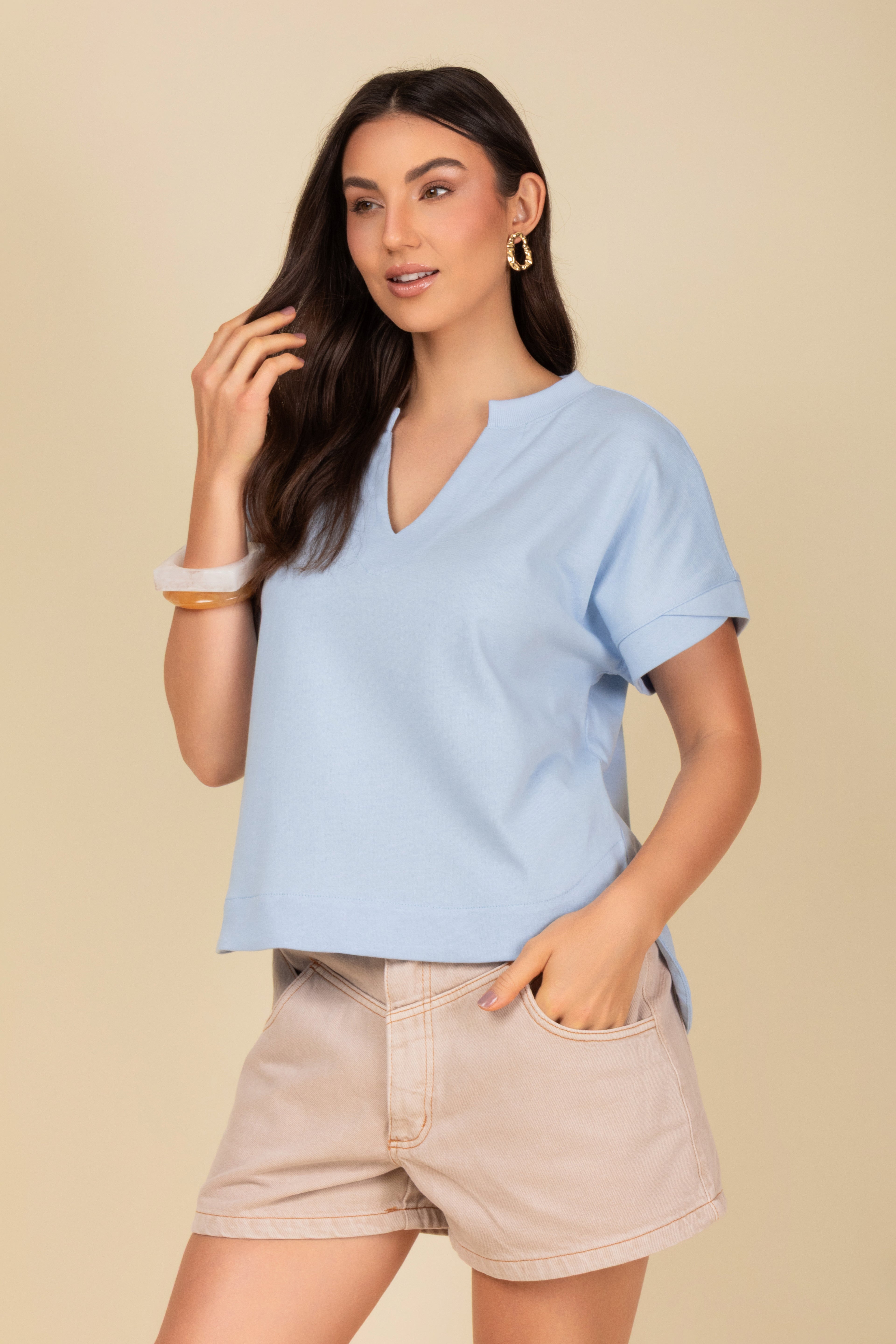 Blusa decote em V e manga dobrada