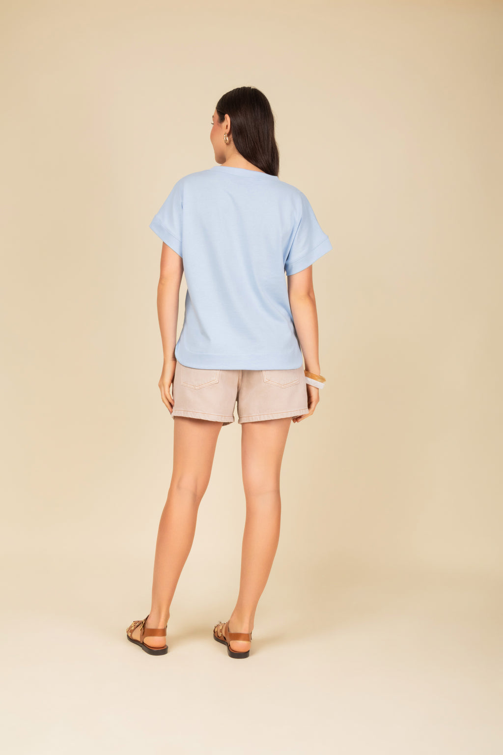 Blusa decote em V e manga dobrada