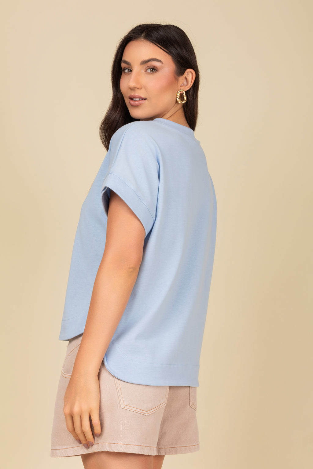 Blusa decote em V e manga dobrada