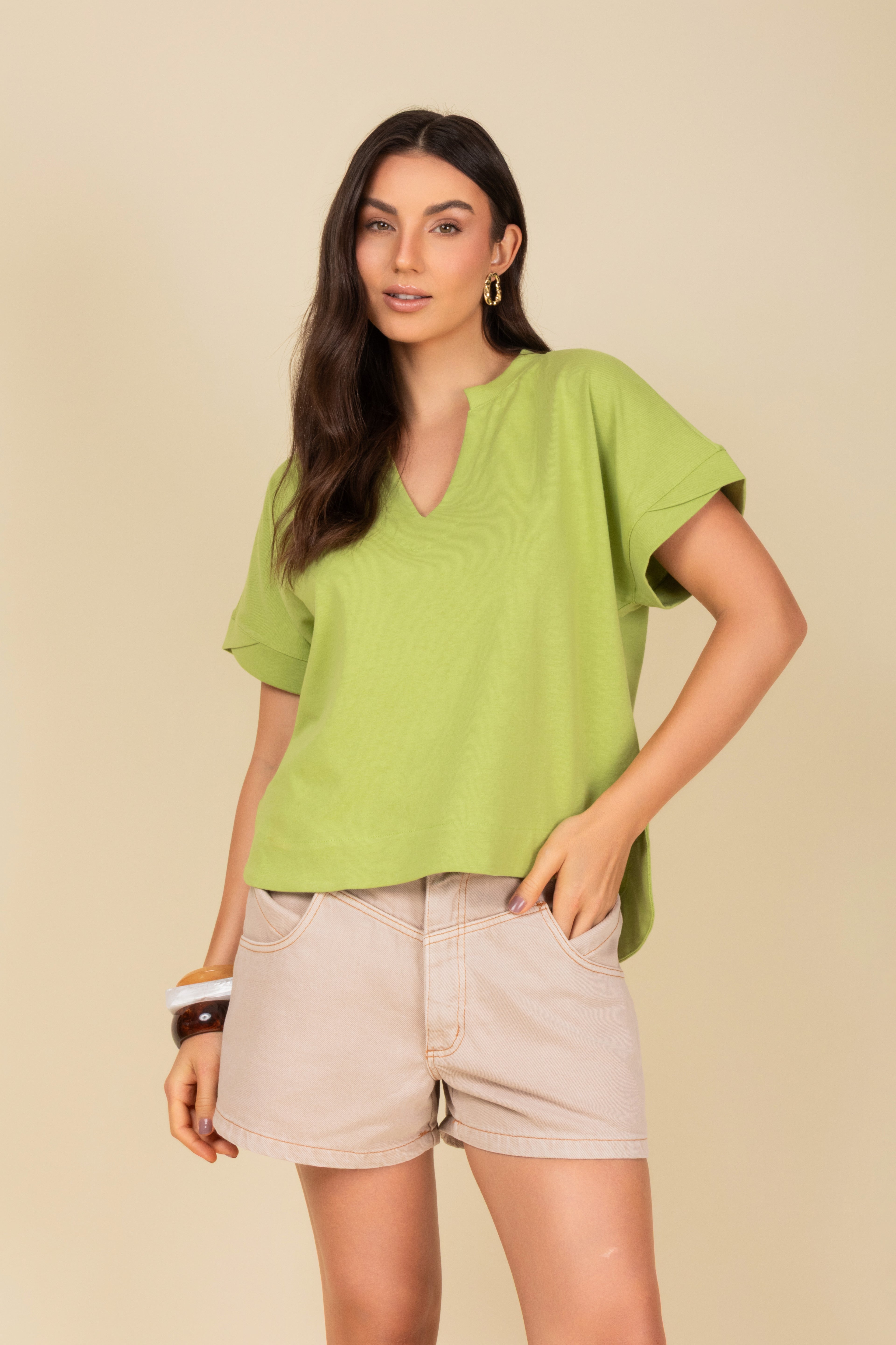 Blusa decote em V e manga dobrada