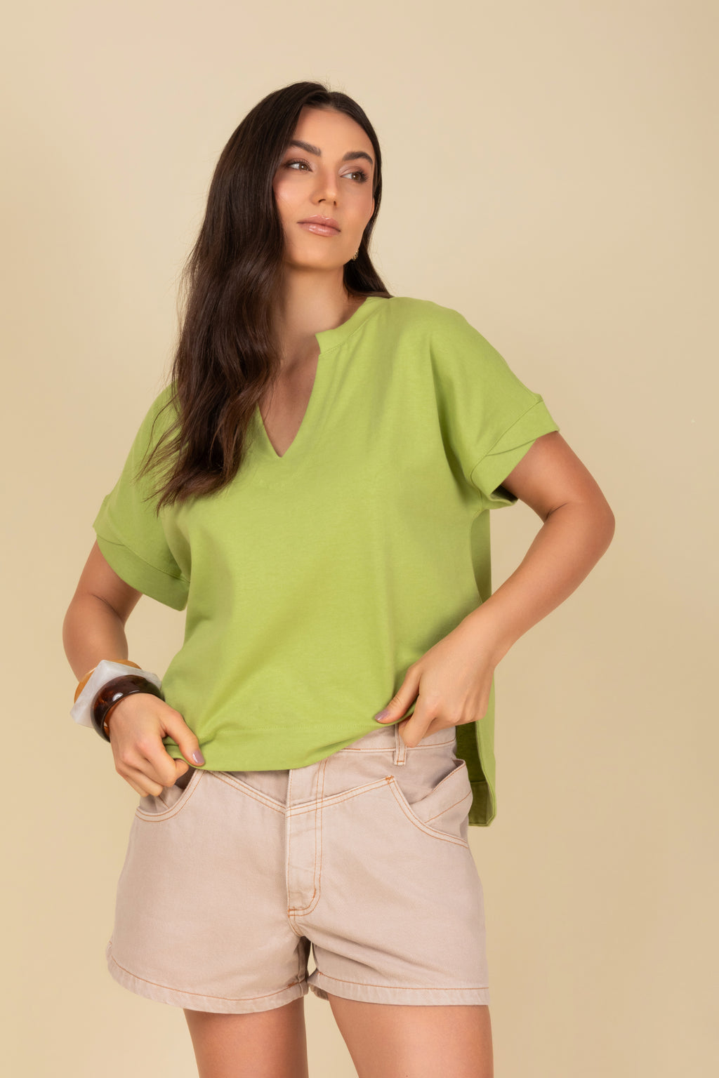 Blusa decote em V e manga dobrada