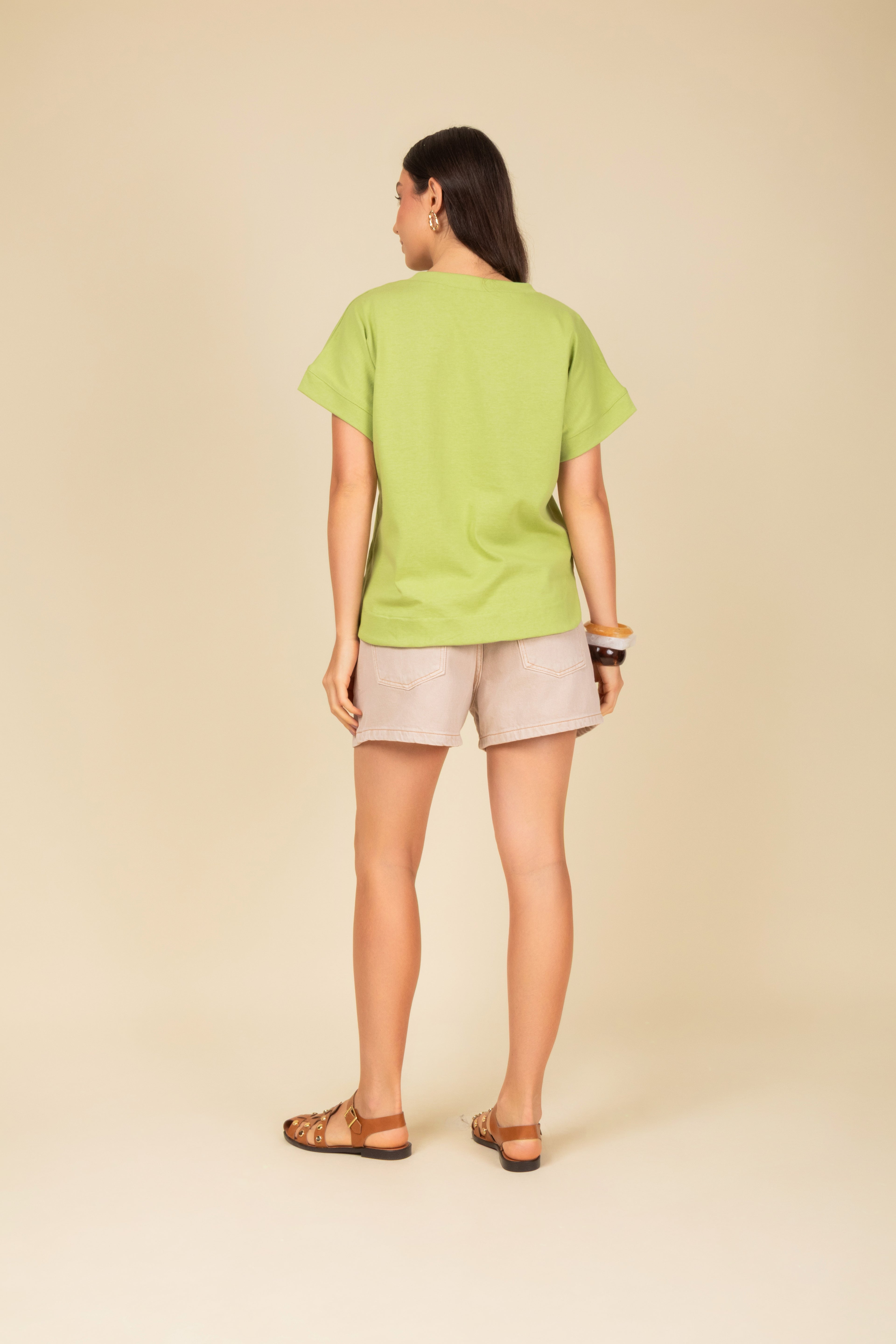 Blusa decote em V e manga dobrada