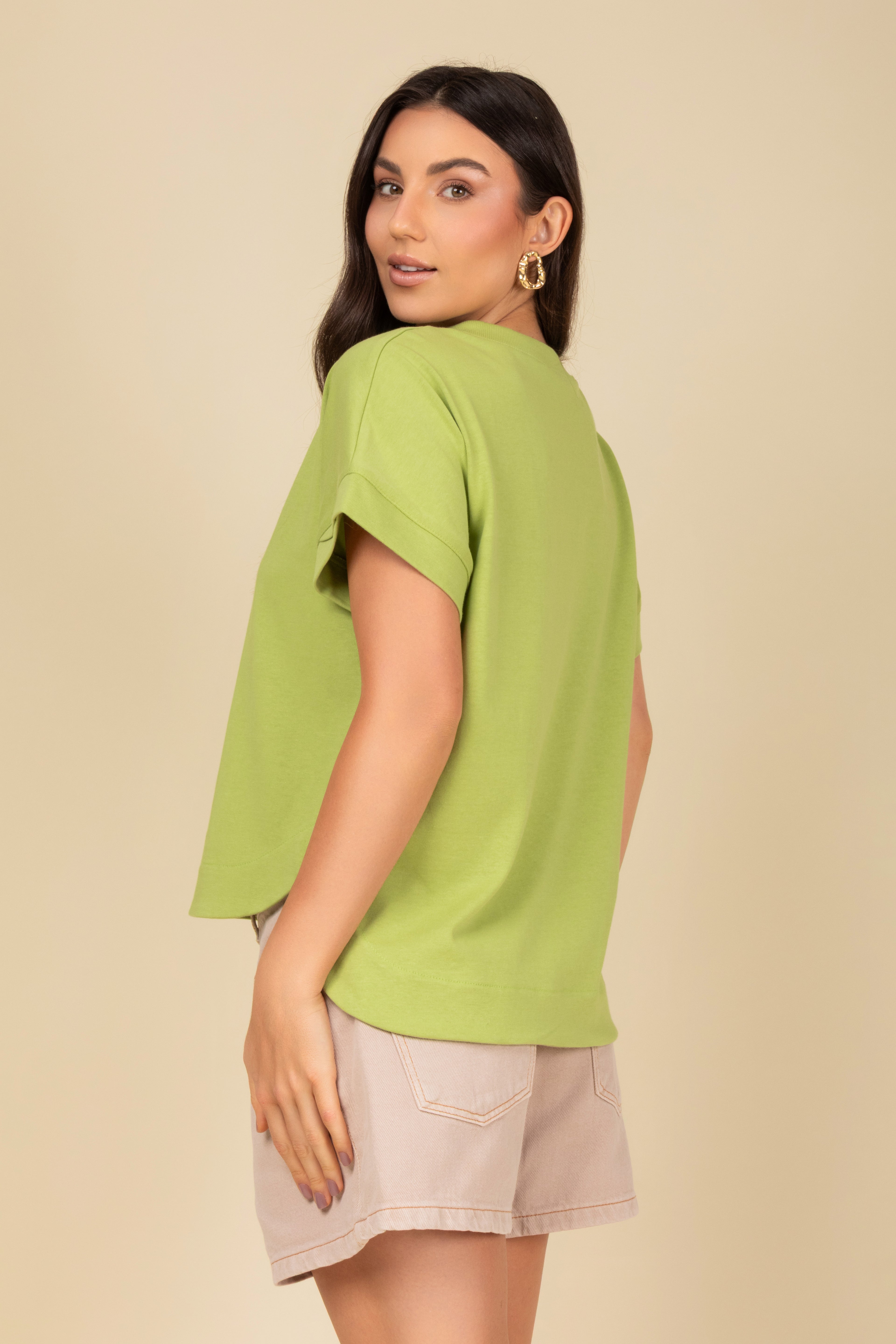 Blusa decote em V e manga dobrada