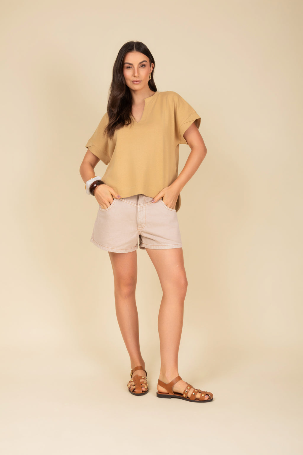 Blusa decote em V e manga dobrada
