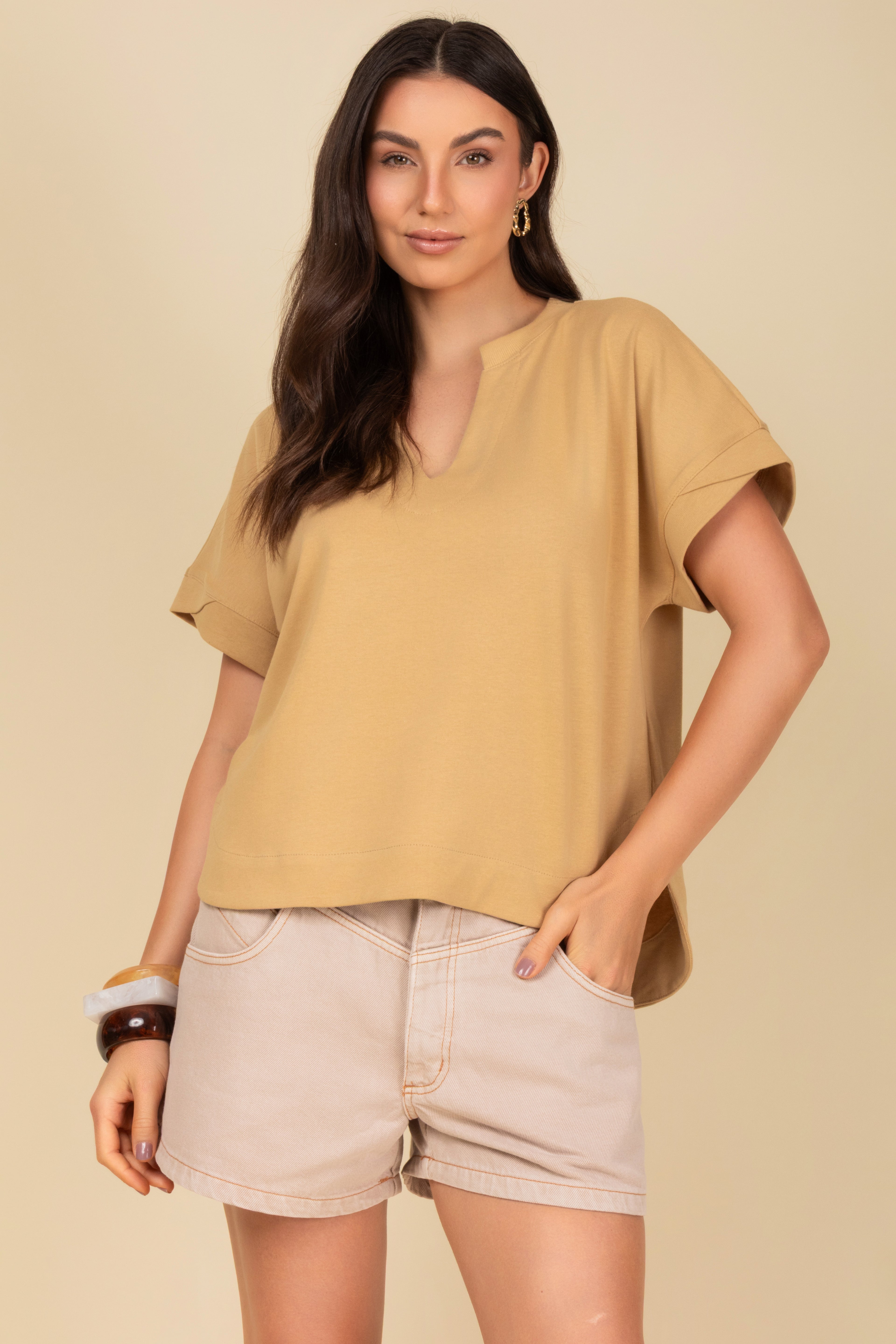 Blusa decote em V e manga dobrada