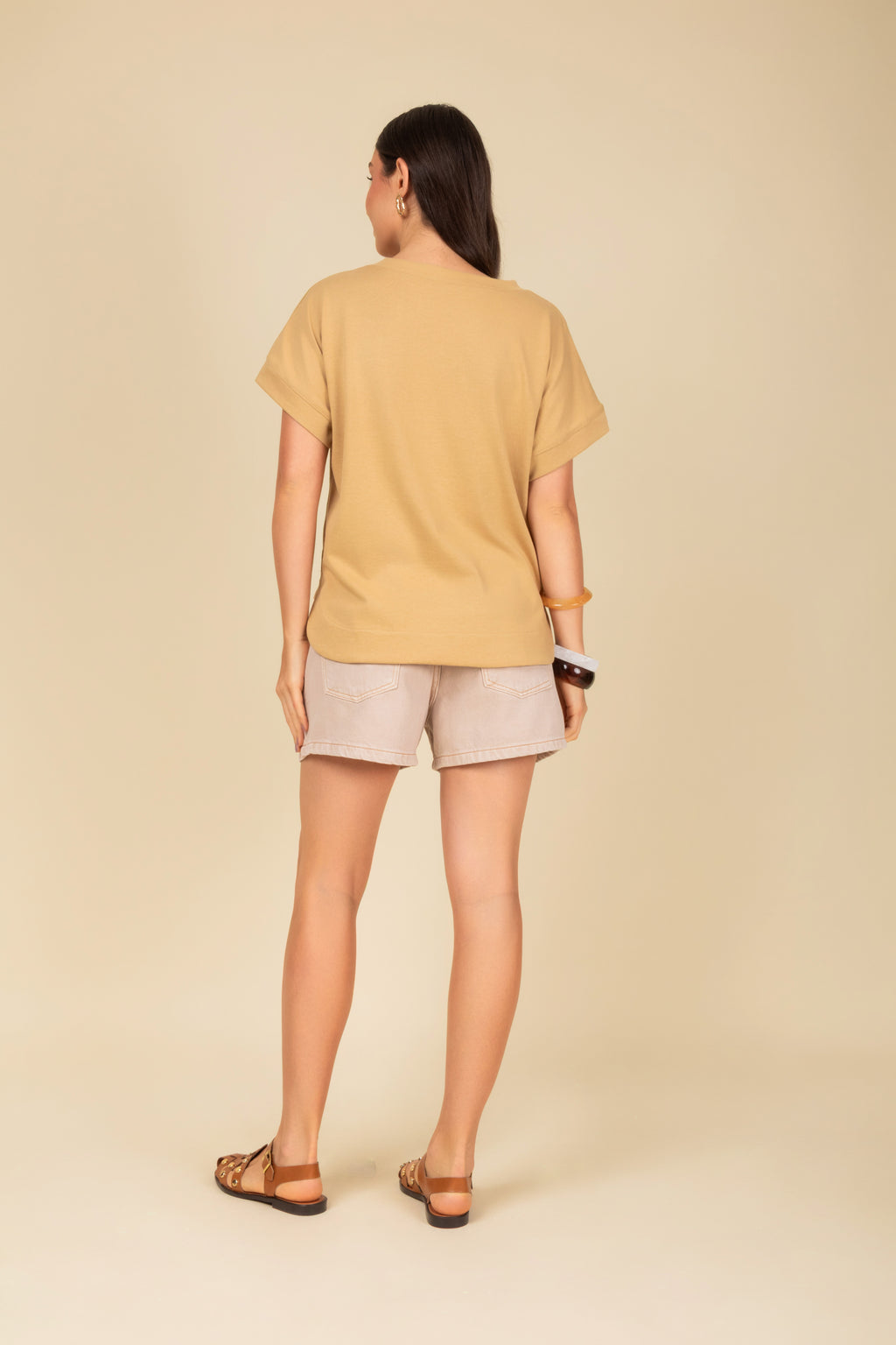 Blusa decote em V e manga dobrada