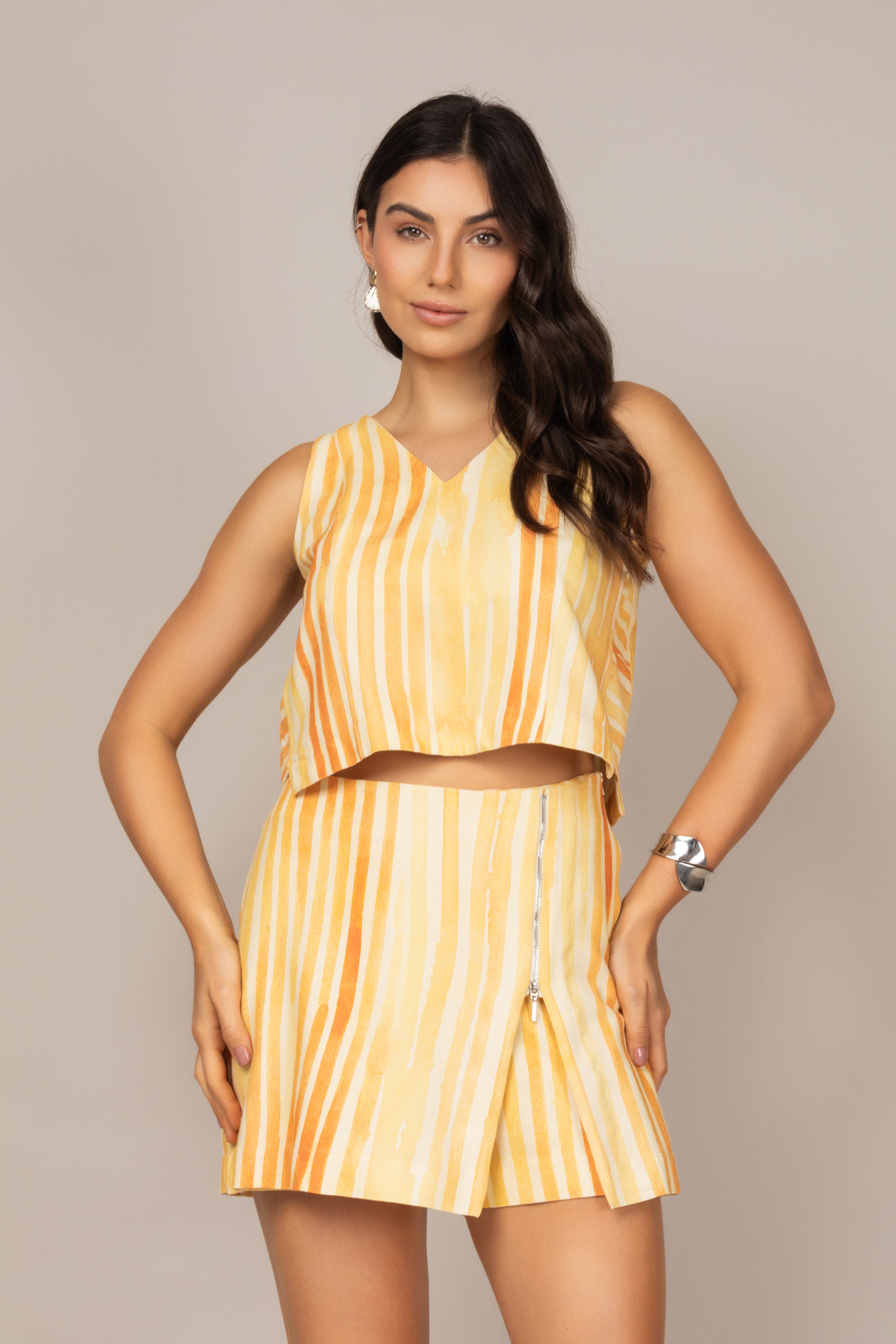 Conjunto de cropped e short saia