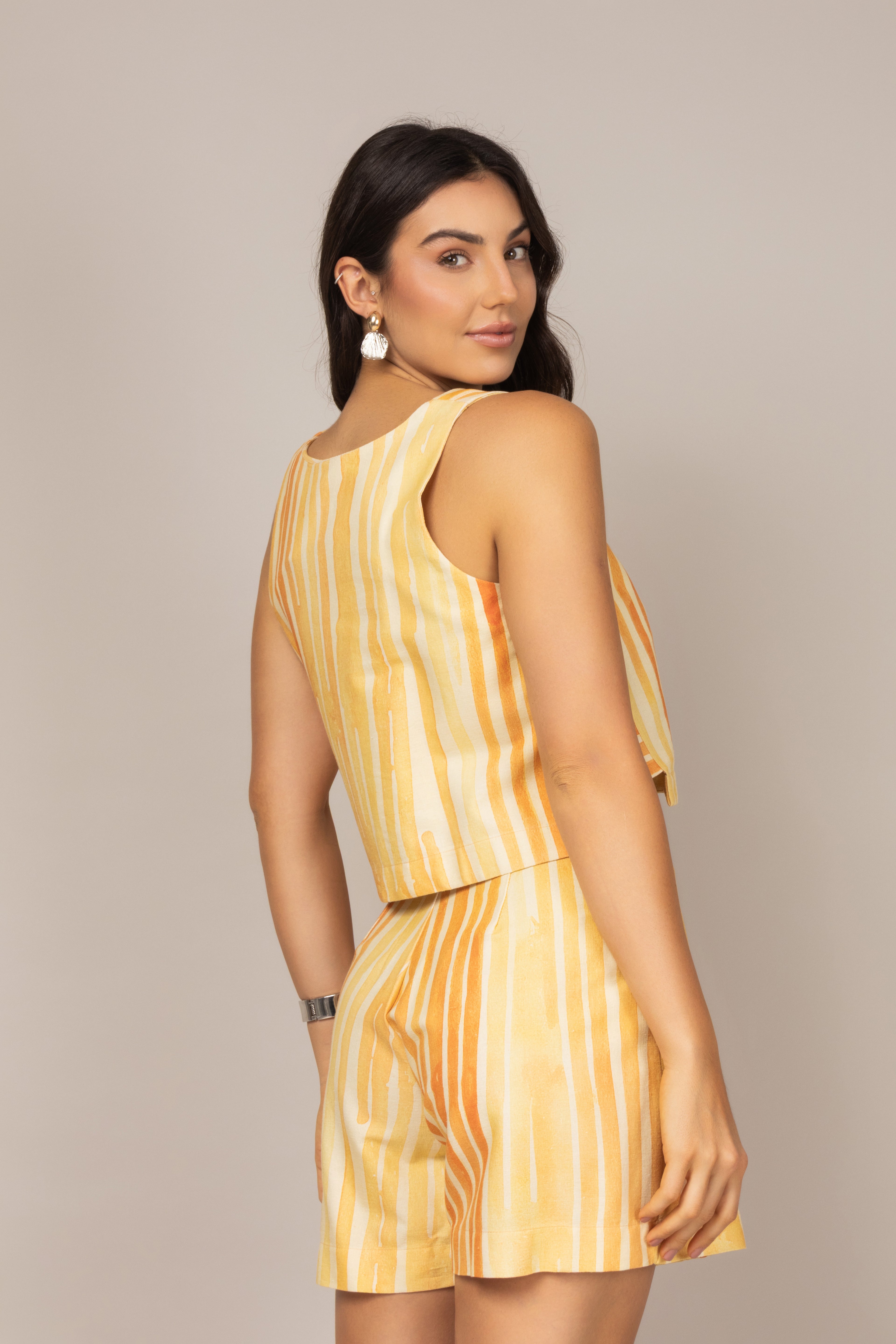 Conjunto de cropped e short saia