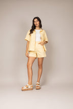 Conjunto casual com camisa de botões e shorts