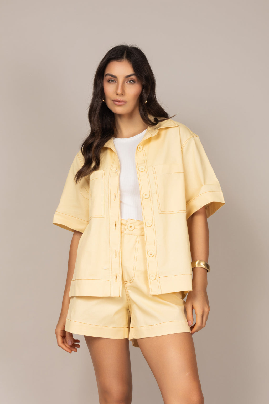 Conjunto casual com camisa de botões e shorts