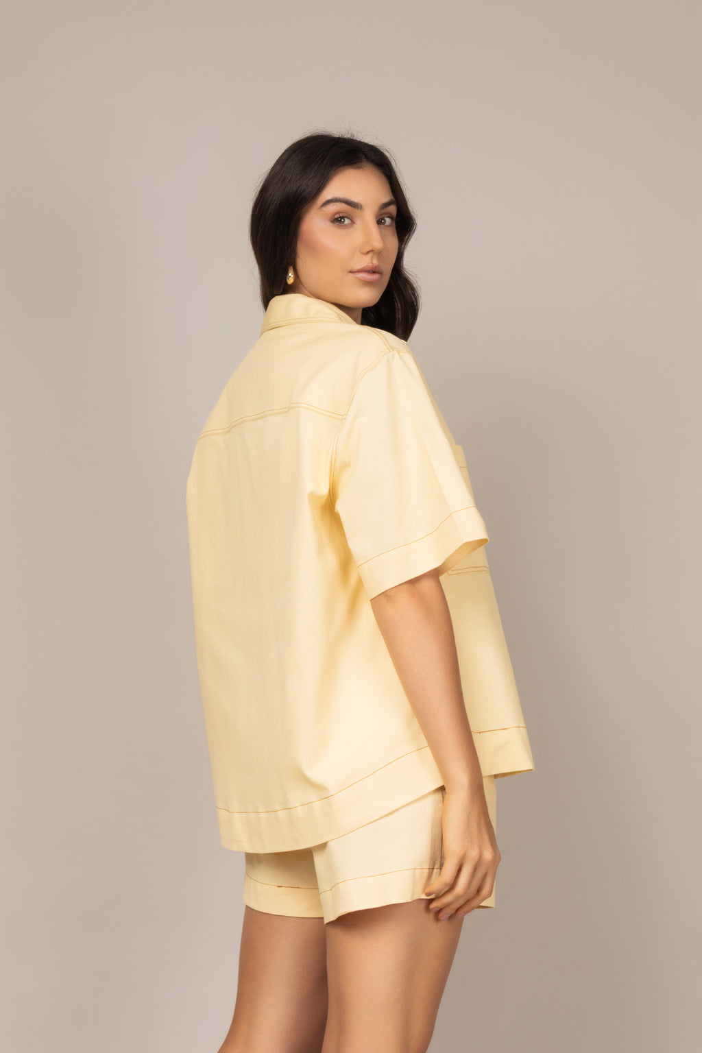 Conjunto casual com camisa de botões e shorts