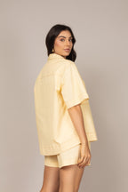 Conjunto casual com camisa de botões e shorts