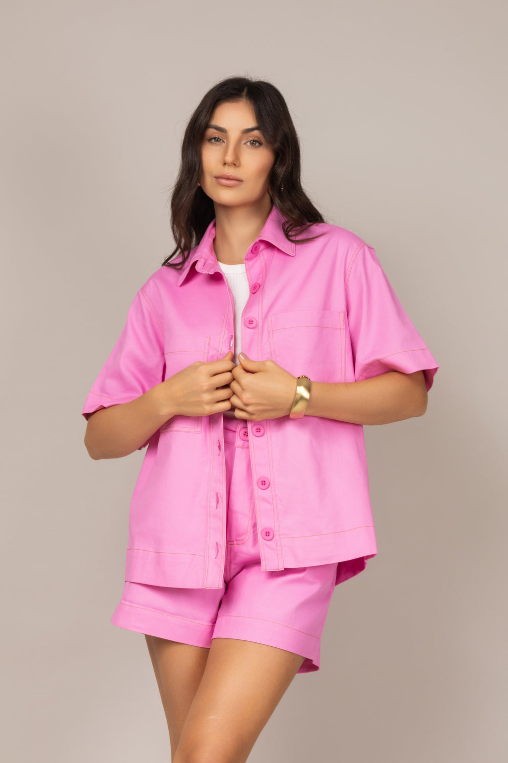 Conjunto casual com camisa de botões e shorts