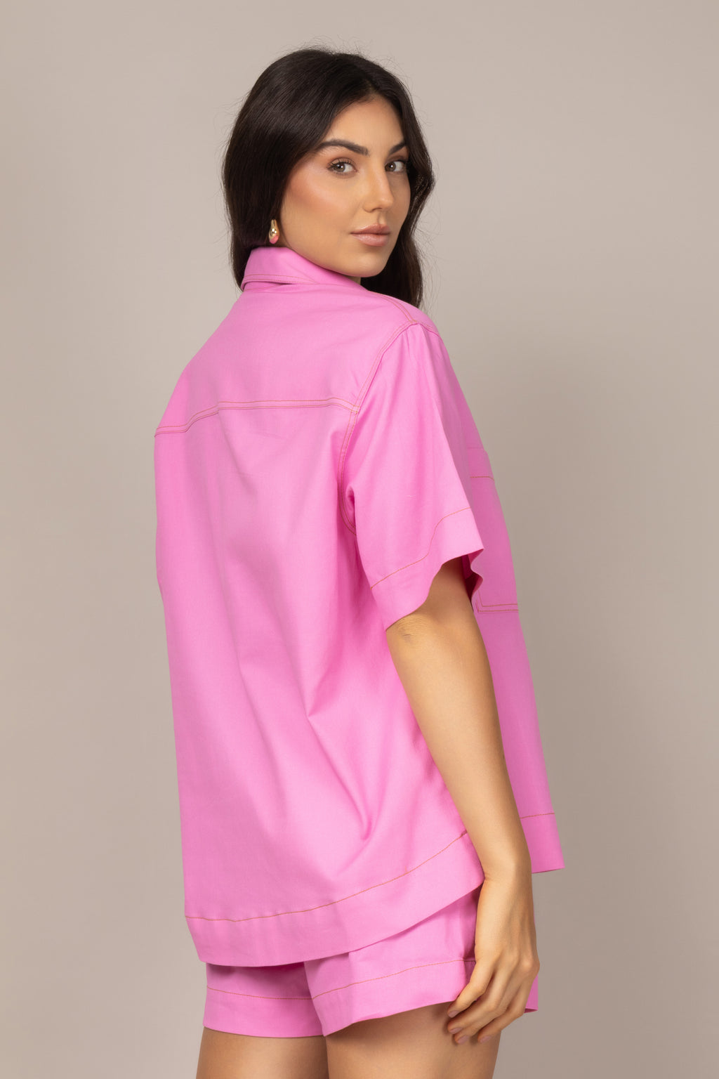 Conjunto casual com camisa de botões e shorts