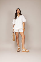 Conjunto casual com camisa de botões e shorts