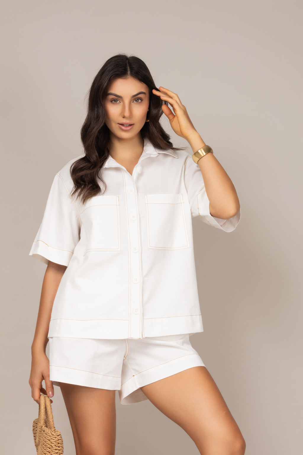 Conjunto casual com camisa de botões e shorts