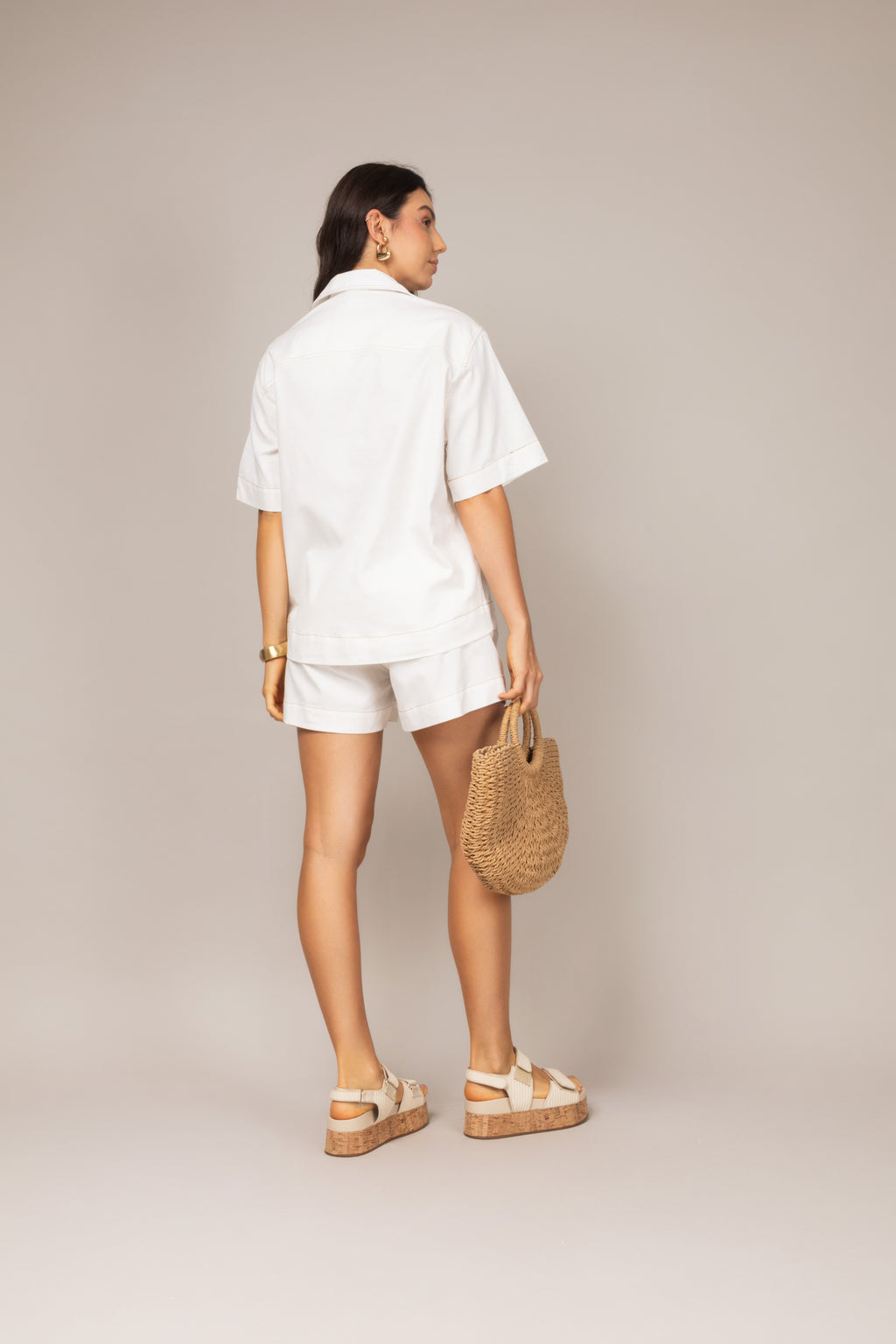 Conjunto casual com camisa de botões e shorts