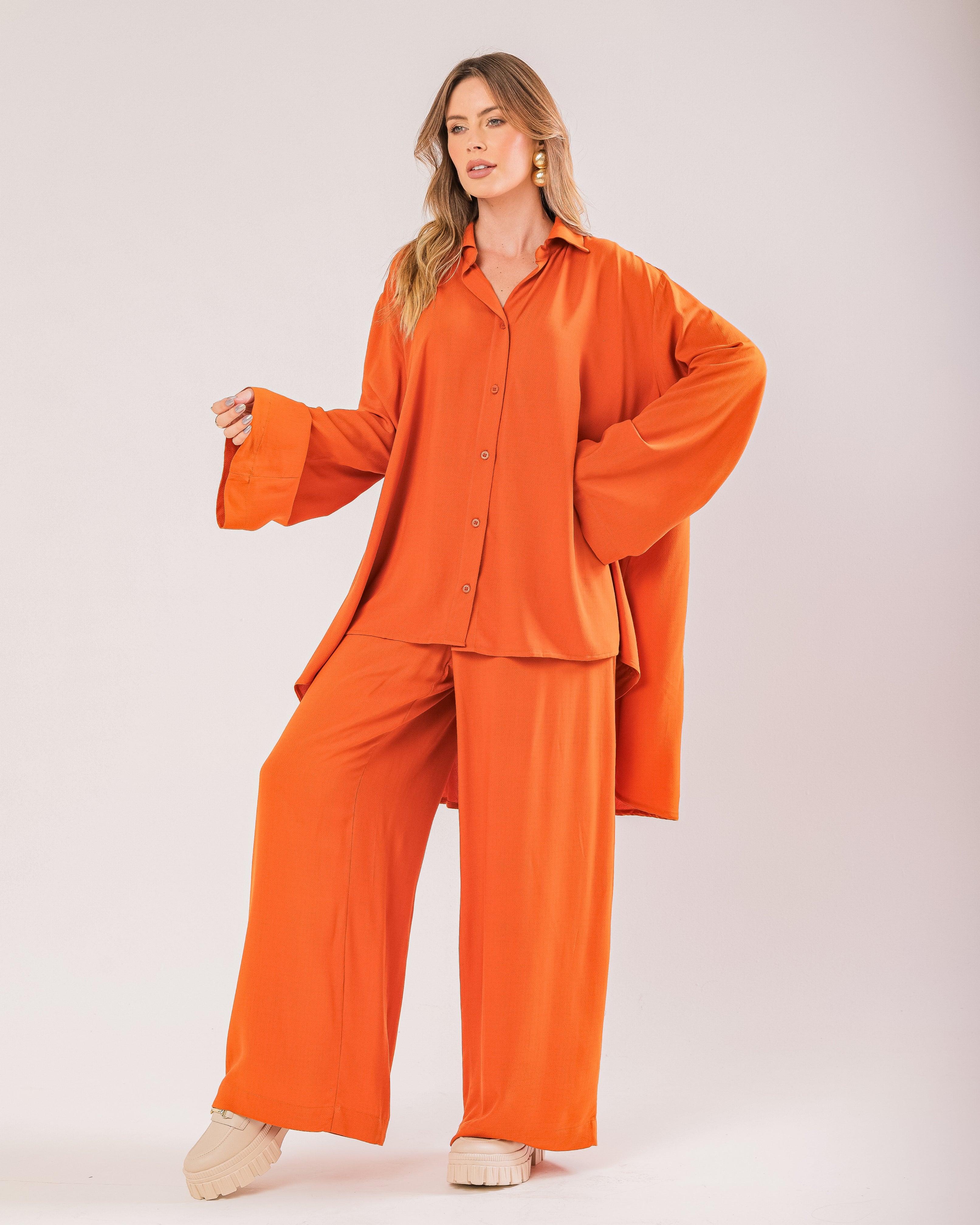 Calça pantalona com cós sobreposto