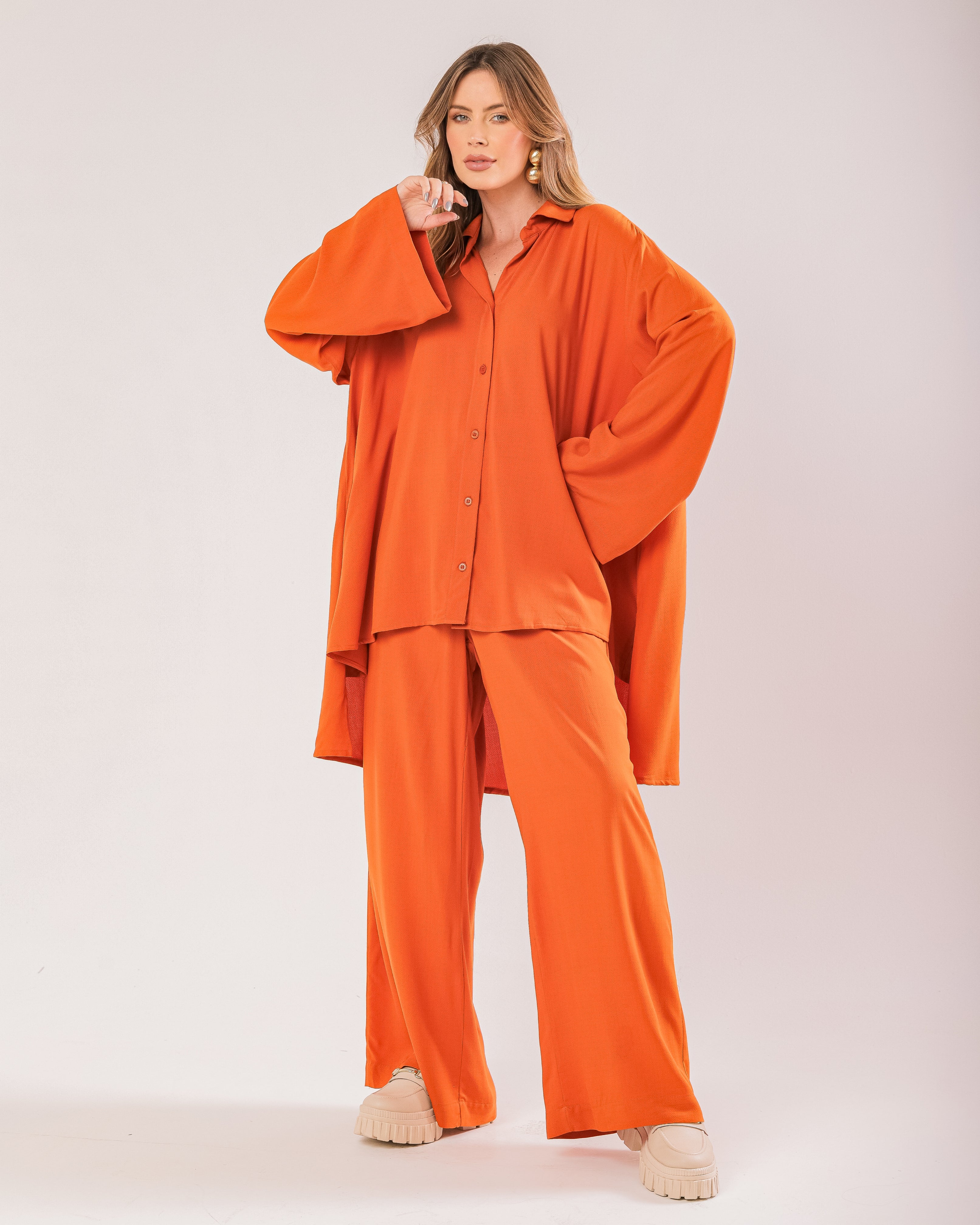 Calça pantalona com cós sobreposto
