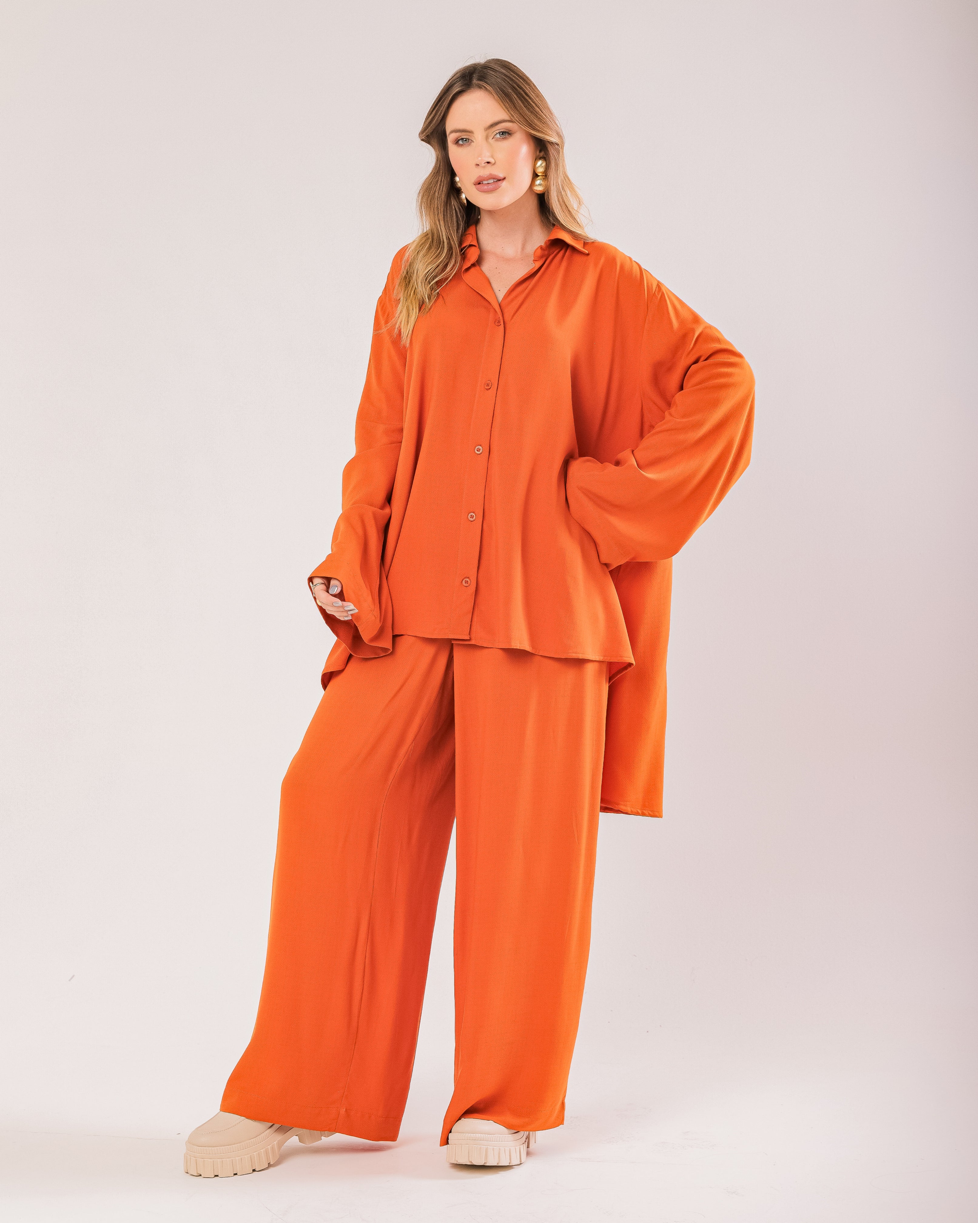 Calça pantalona com cós sobreposto