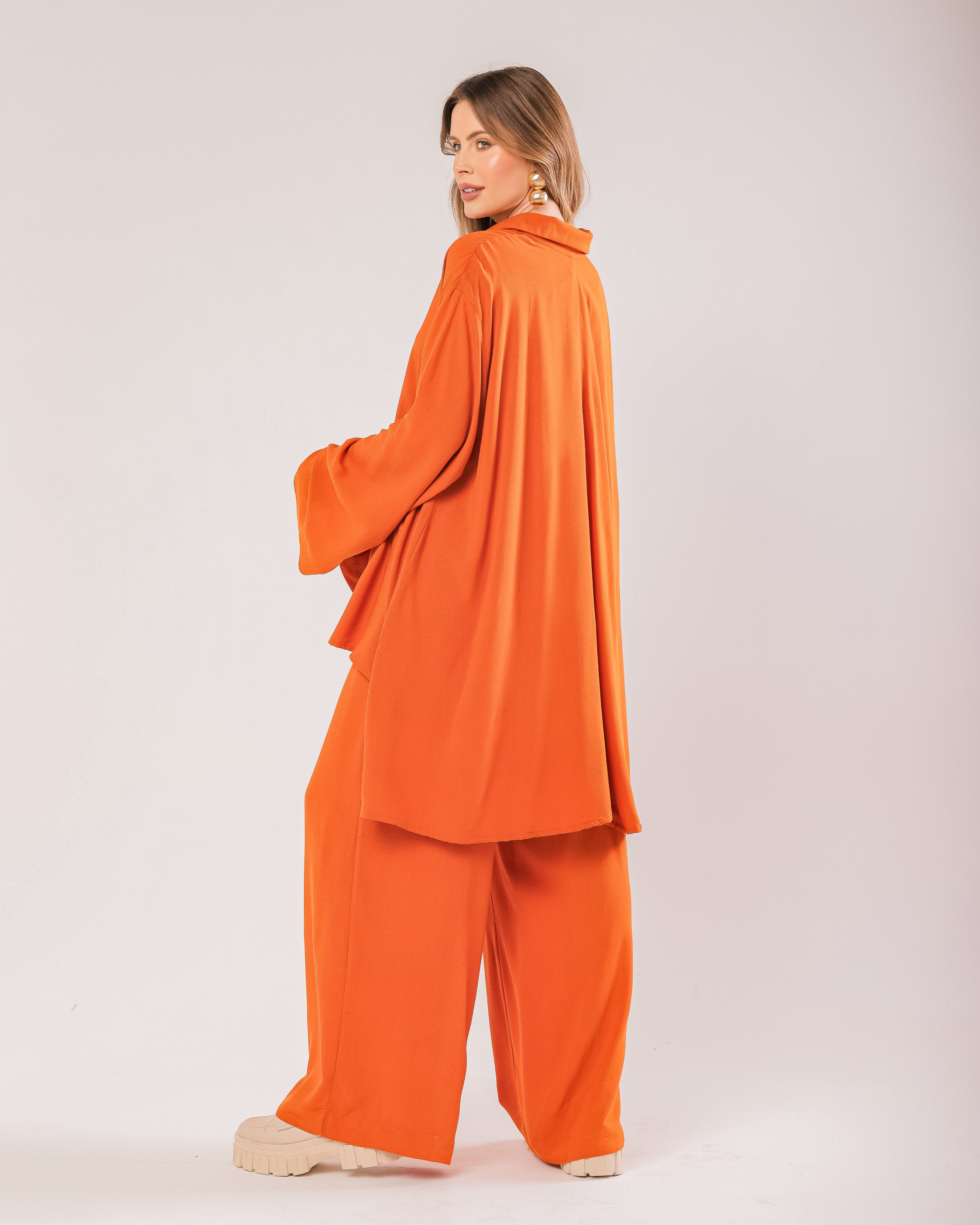 Calça pantalona com cós sobreposto