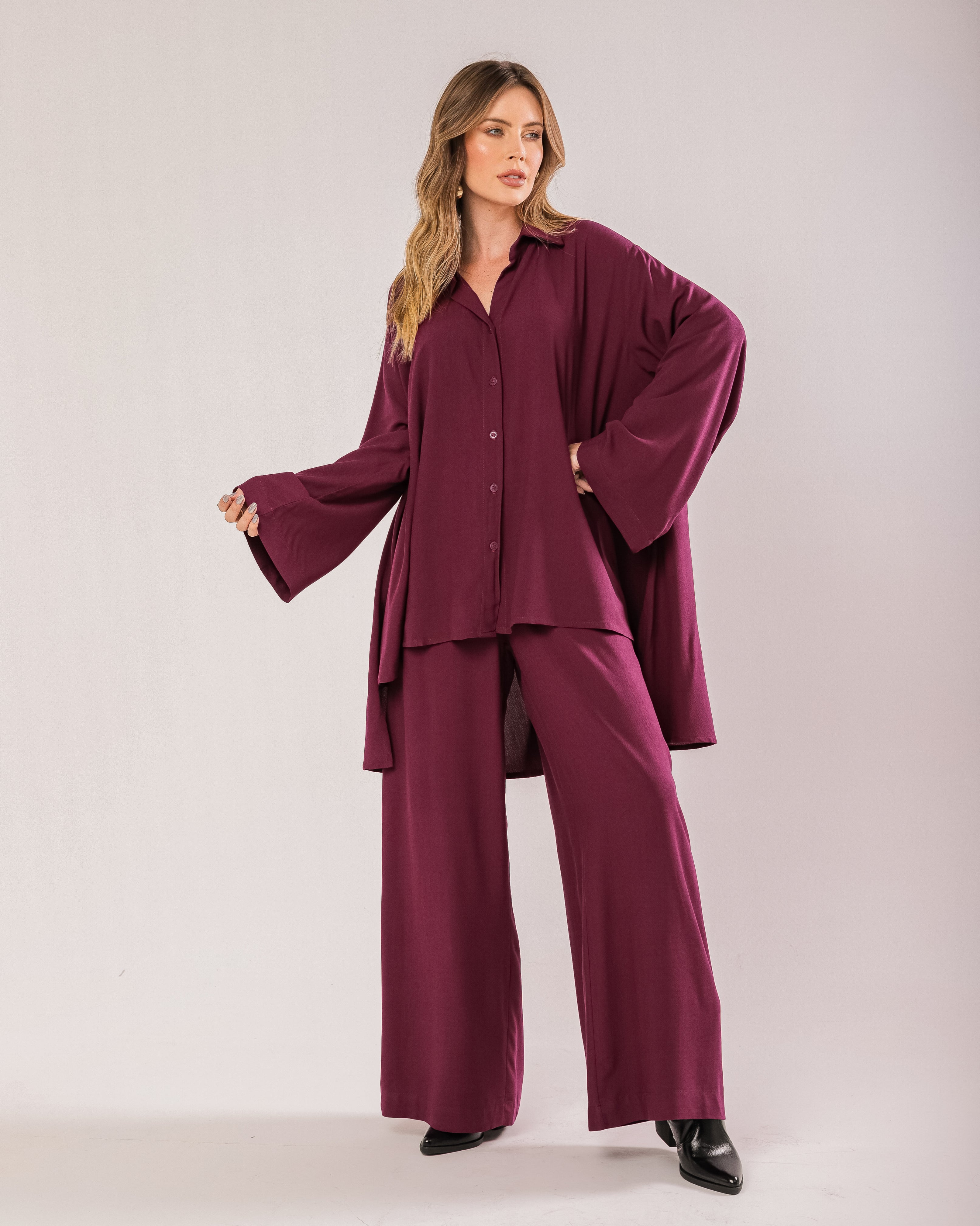 Calça pantalona com cós sobreposto