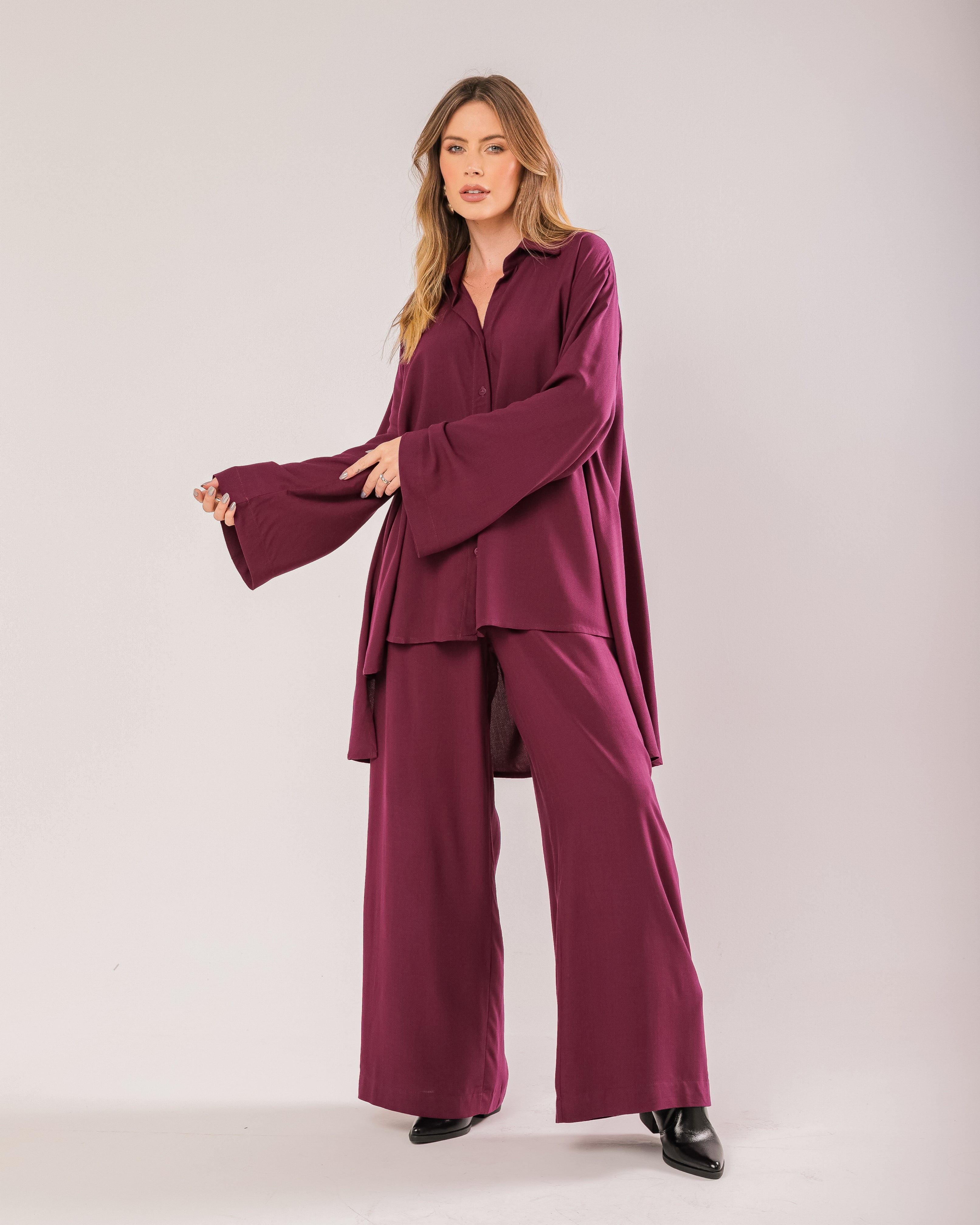 Calça pantalona com cós sobreposto