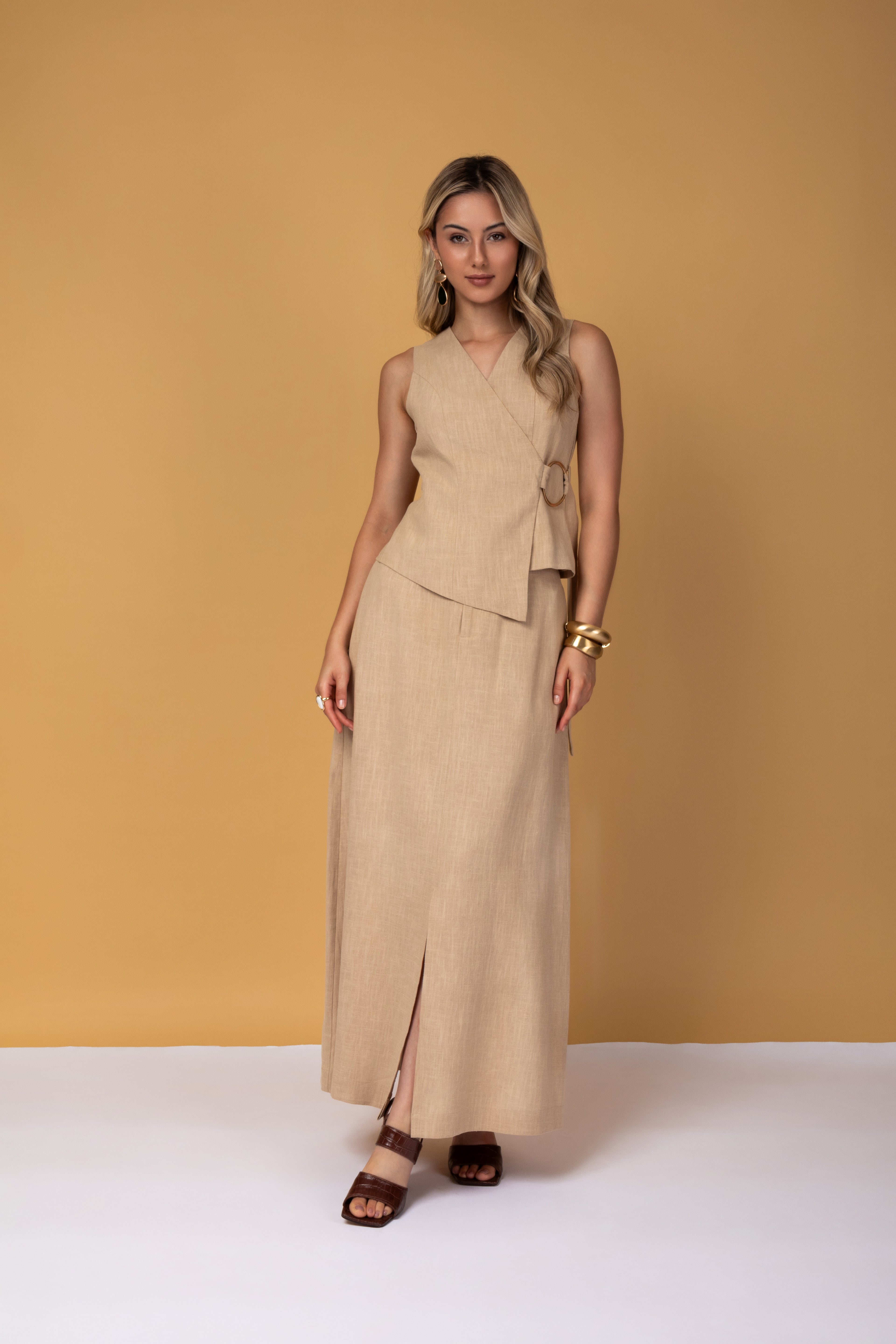 Saia longa midi com fenda frontal