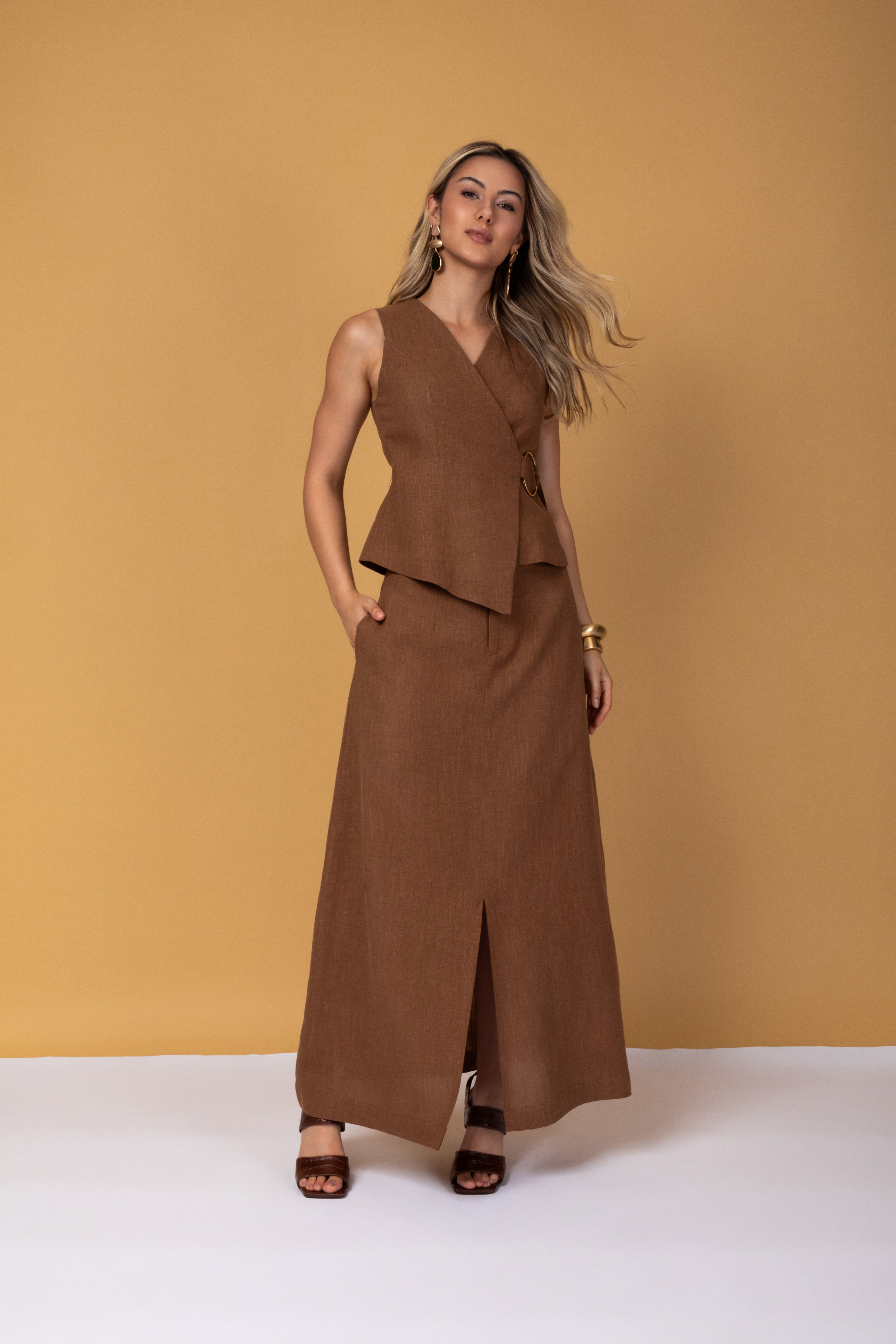 Saia longa midi com fenda frontal