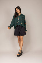 Bata com detalhes florais