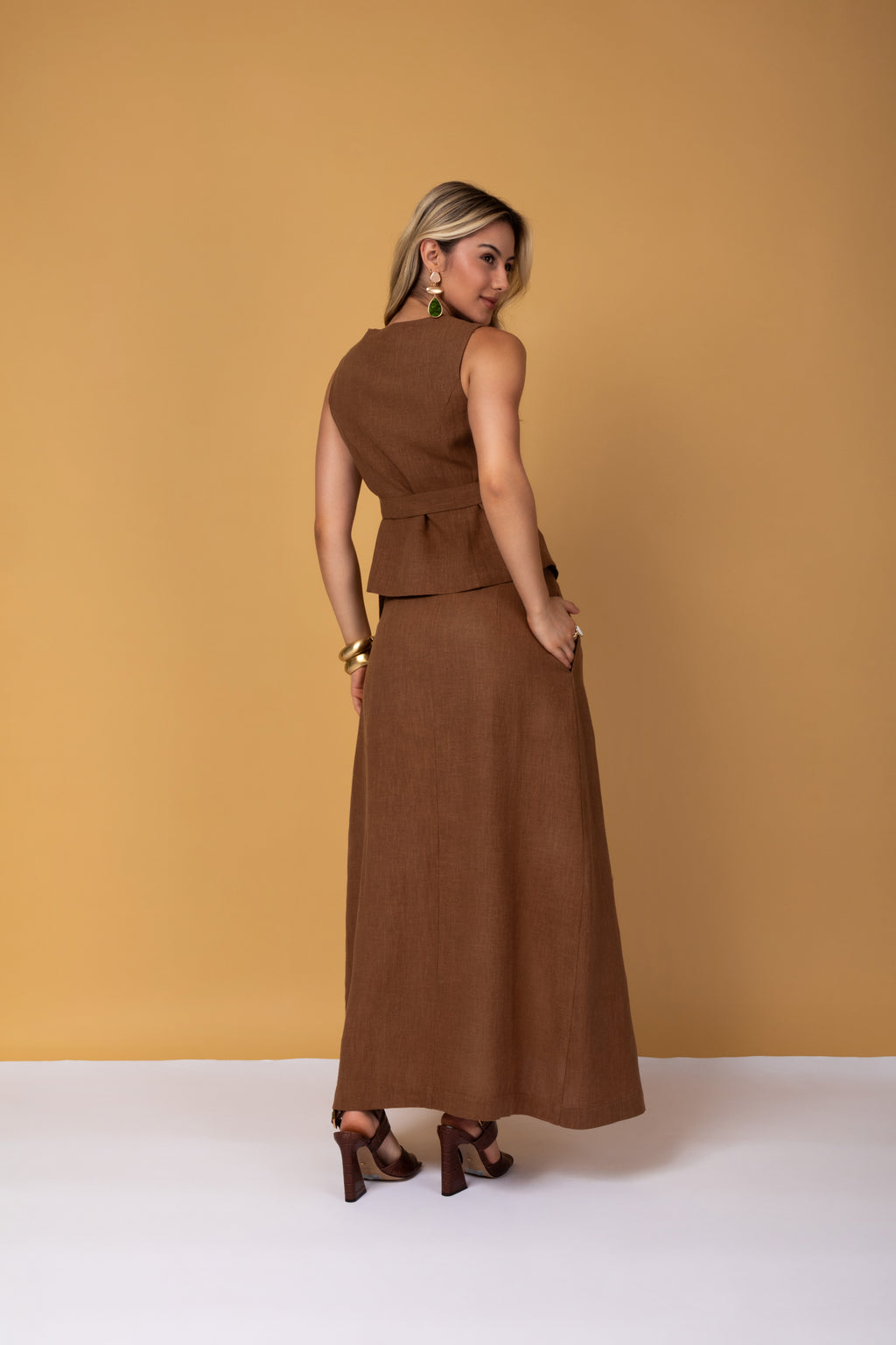 Saia longa midi com fenda frontal