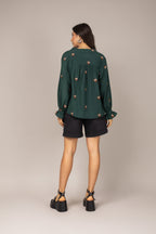 Bata com detalhes florais