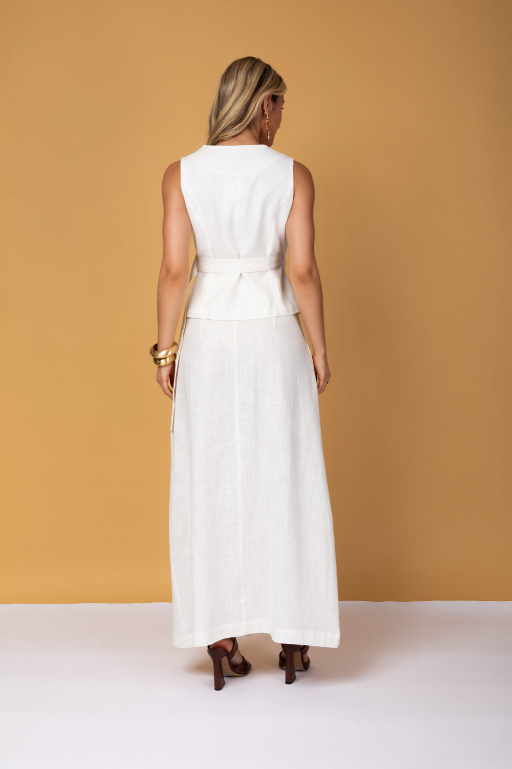 Saia longa midi com fenda frontal