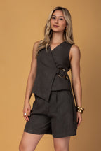 Conjunto alfaiataria de colete transpassado e short