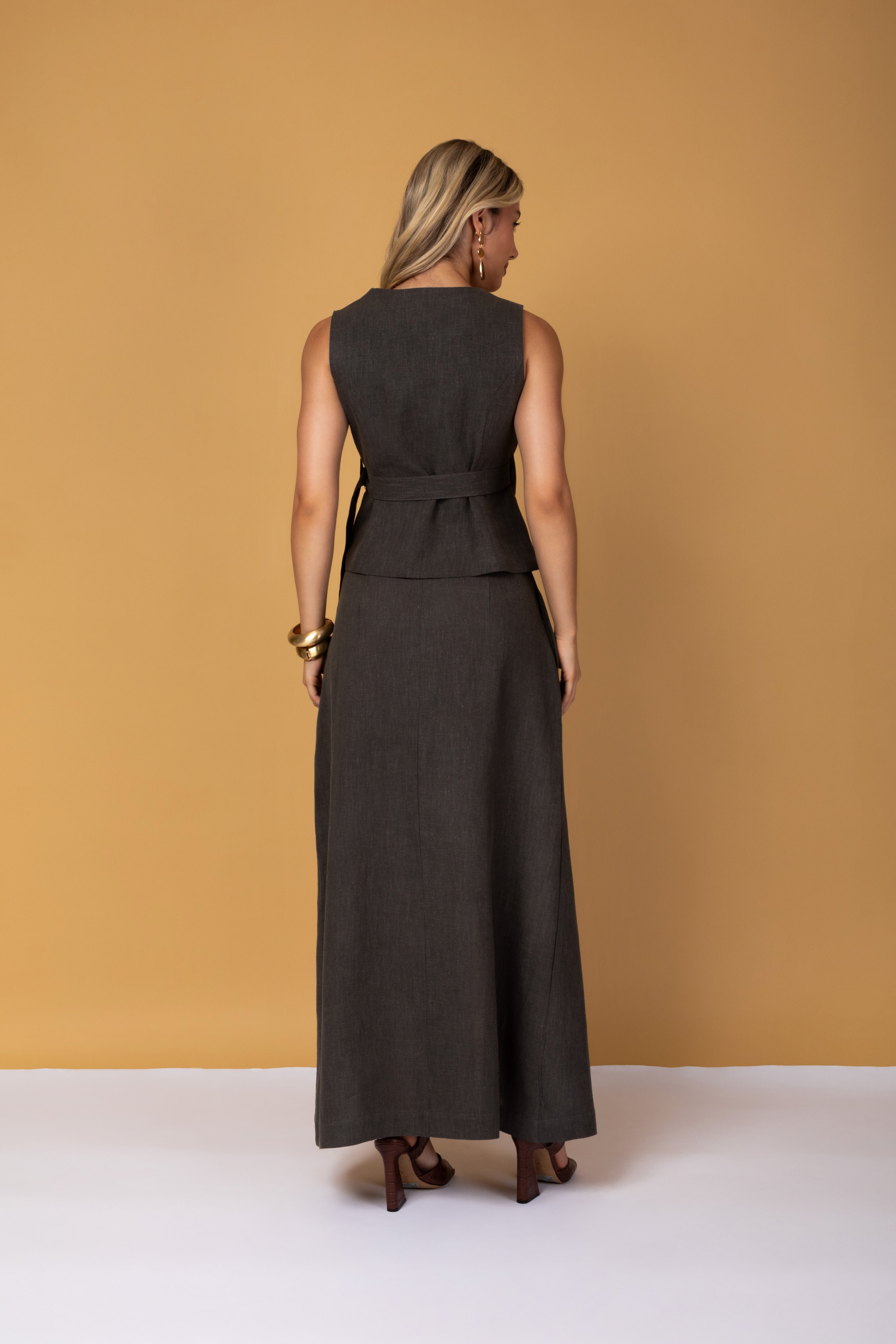 Saia longa midi com fenda frontal