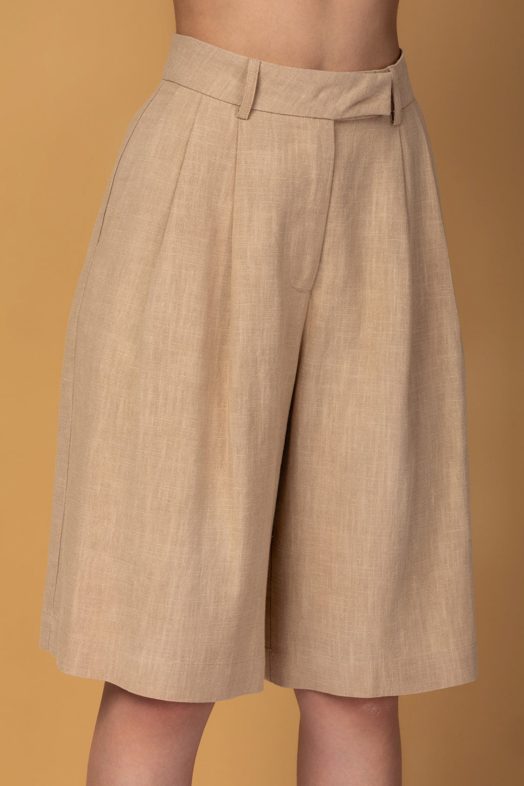 Bermuda de alfaiataria e pregas frontais