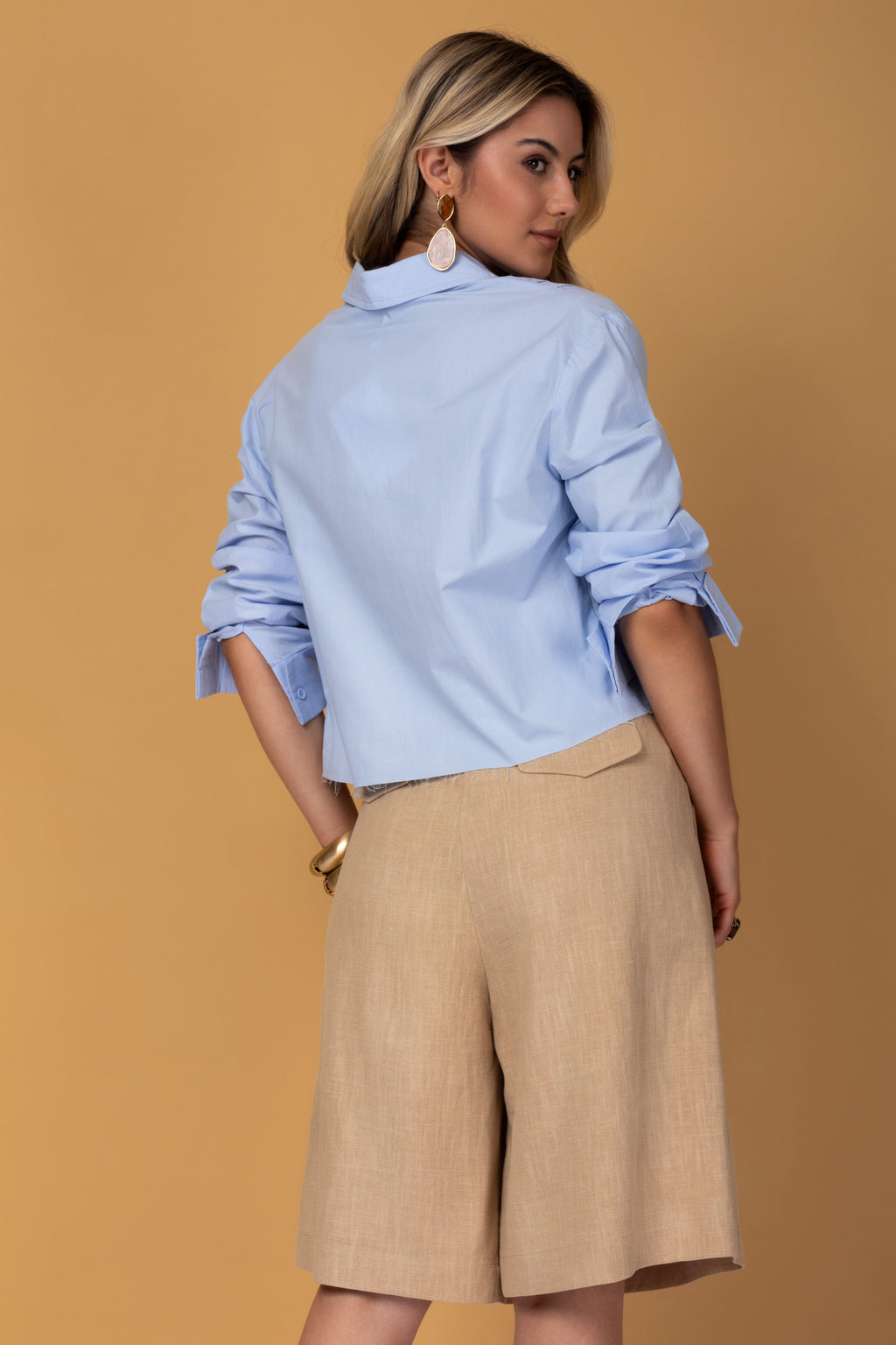 Camisa cropped com pregas frontais