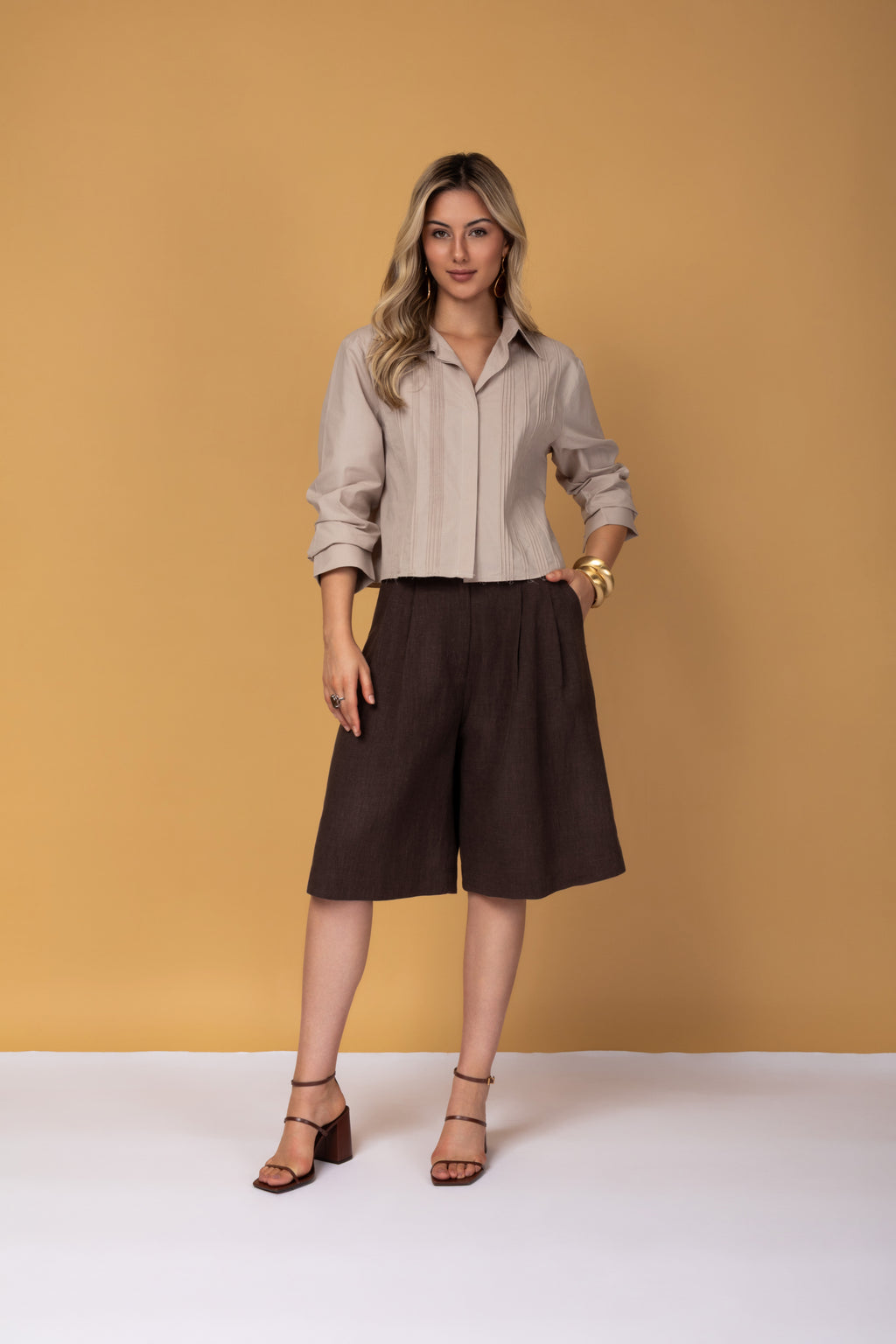 Camisa cropped com pregas frontais