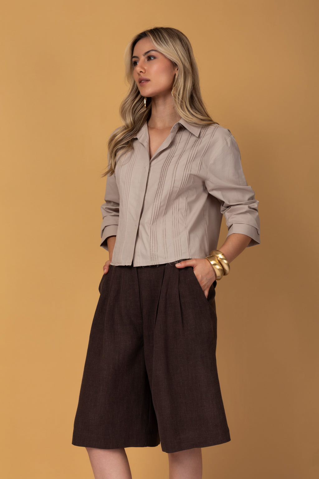 Bermuda de alfaiataria e pregas frontais