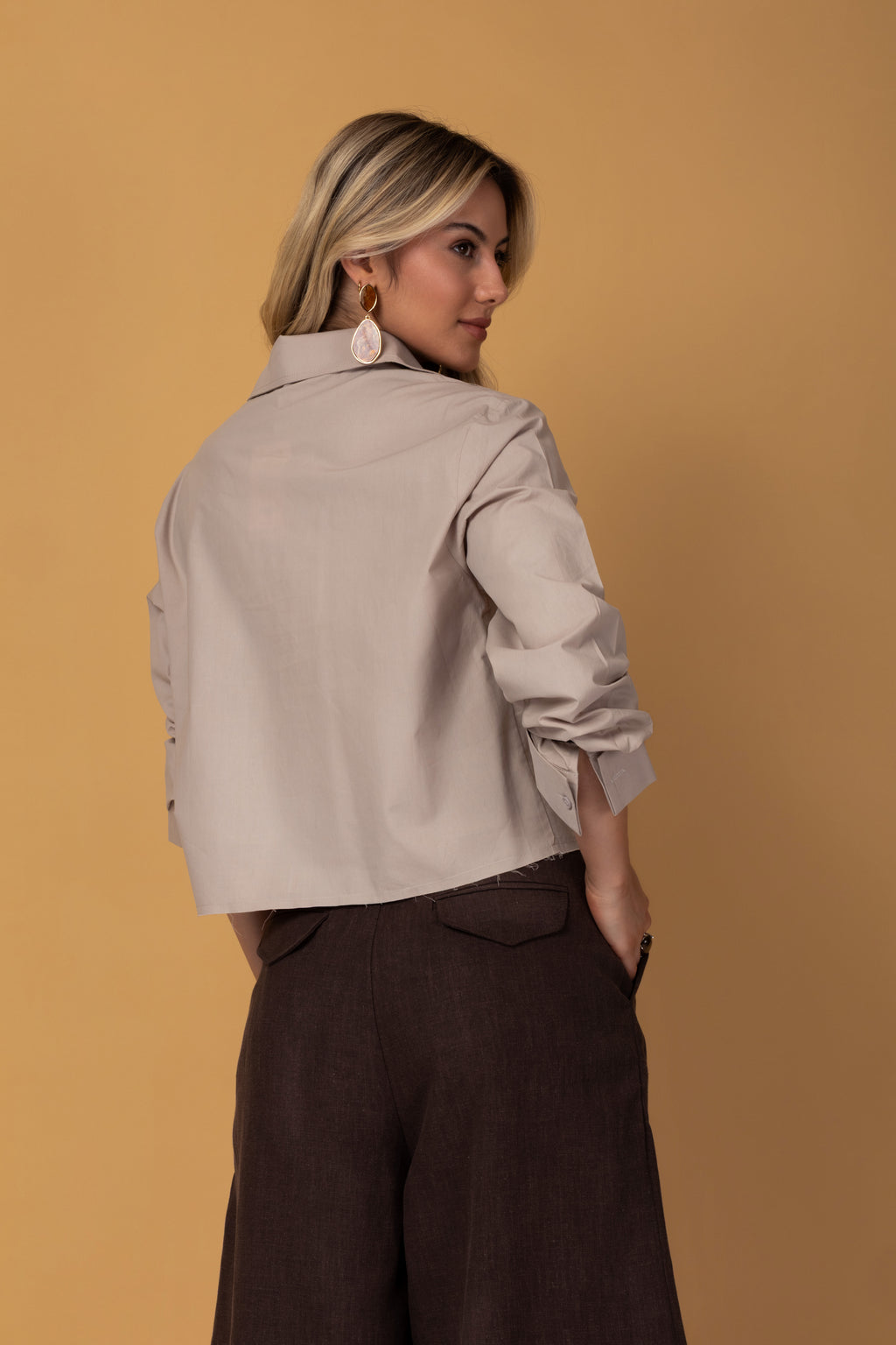 Camisa cropped com pregas frontais