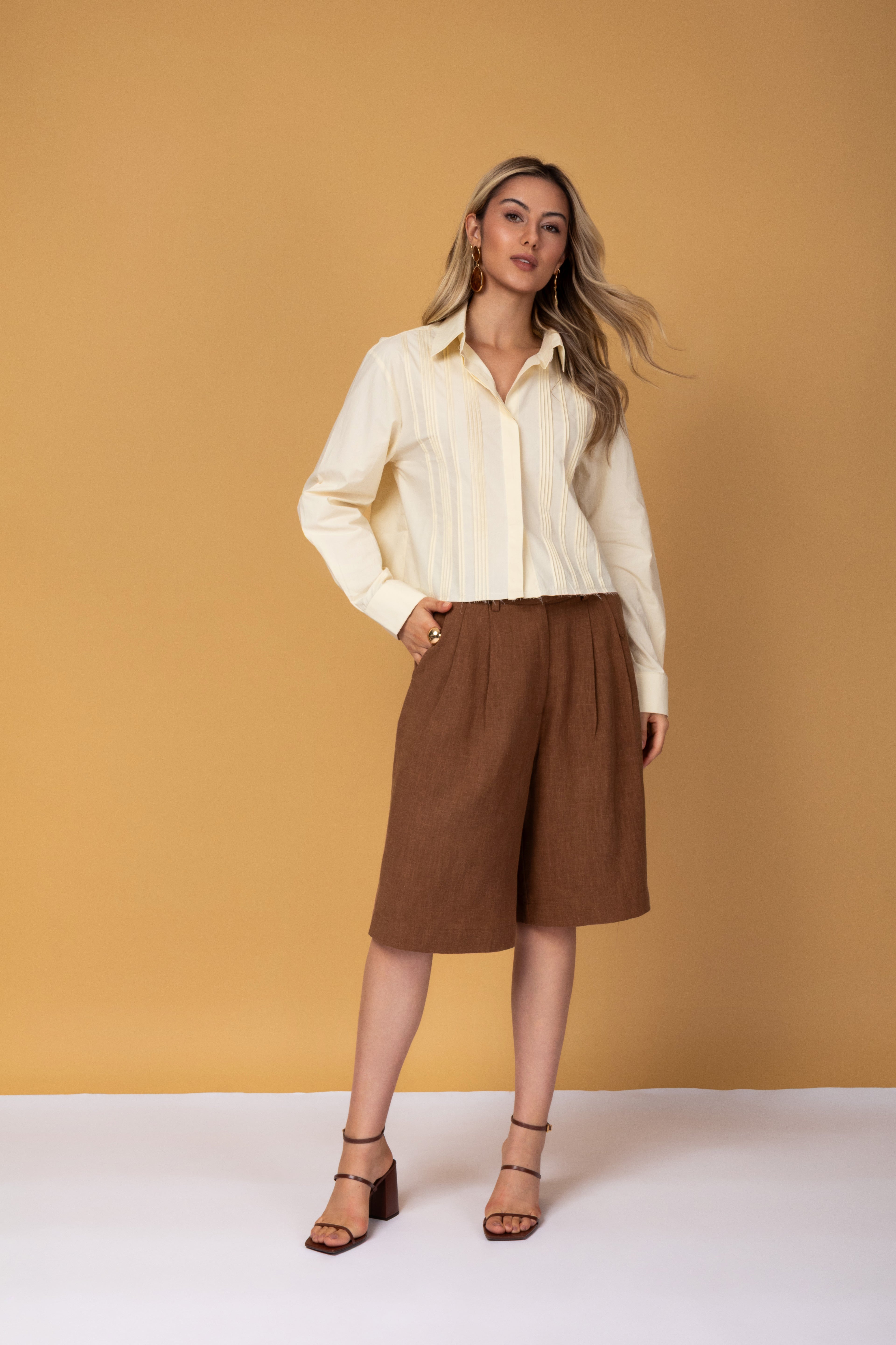 Bermuda de alfaiataria e pregas frontais