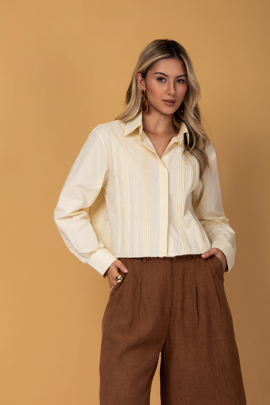 Camisa cropped com pregas frontais