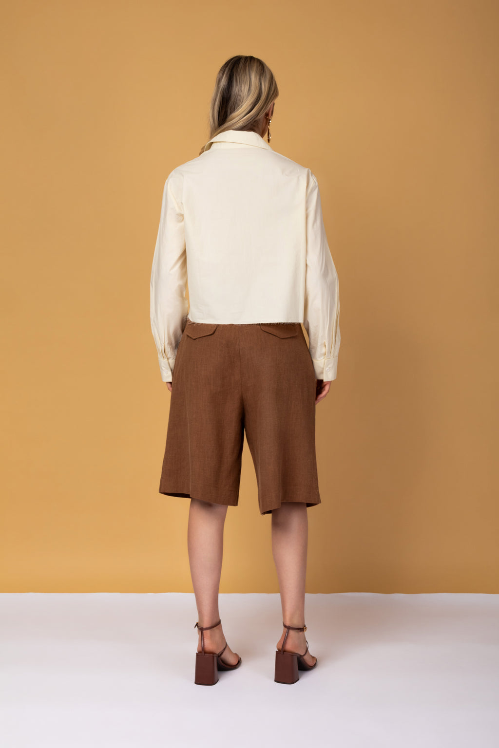 Bermuda de alfaiataria e pregas frontais