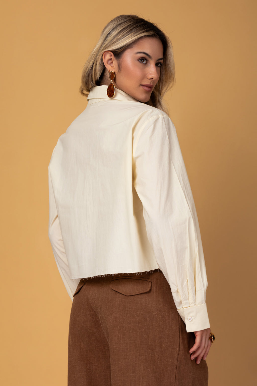 Camisa cropped com pregas frontais