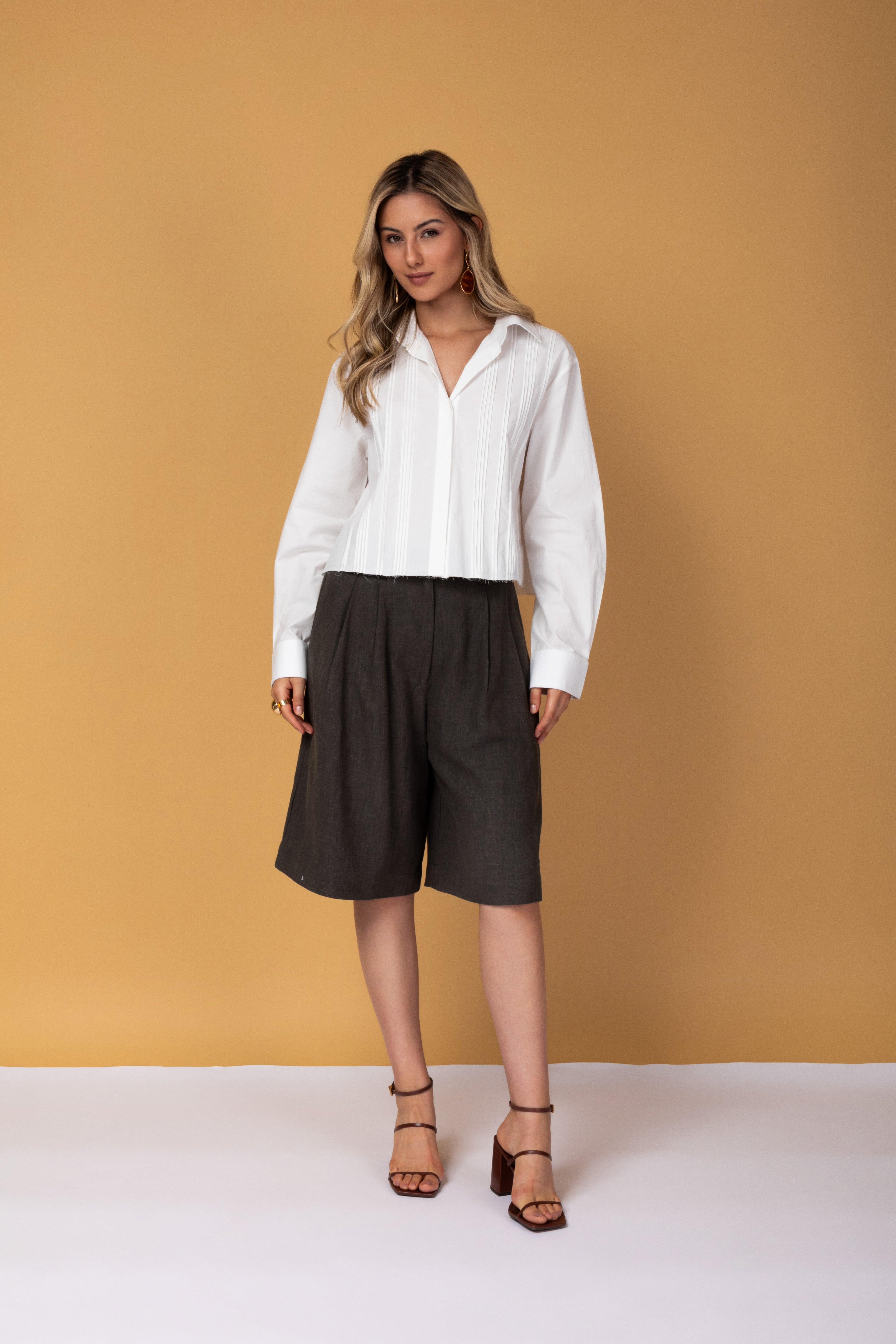 Bermuda de alfaiataria e pregas frontais